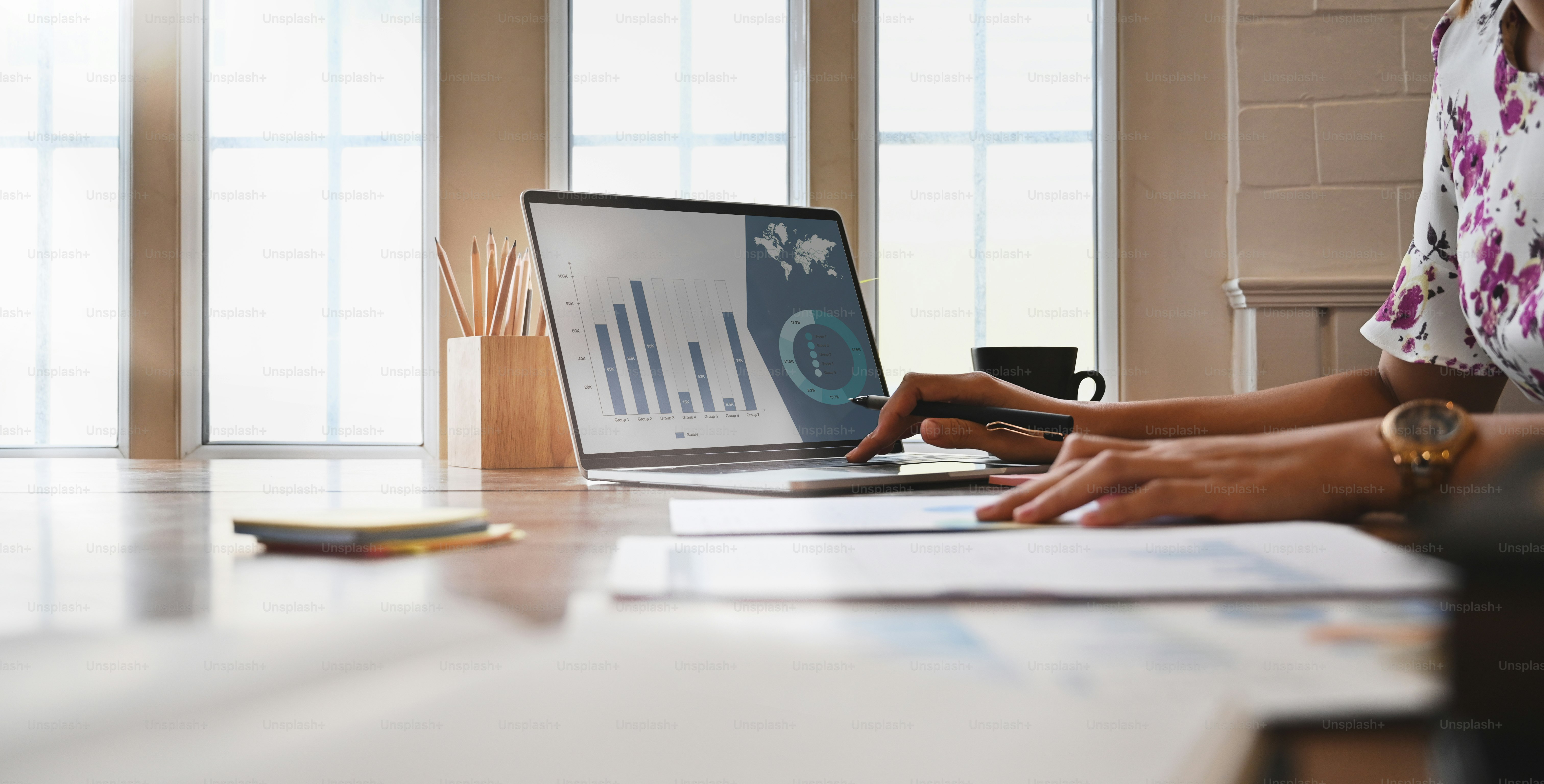 Recadré prise de vue Femme d’affaires analyste données d’affaires dans un ordinateur portable.