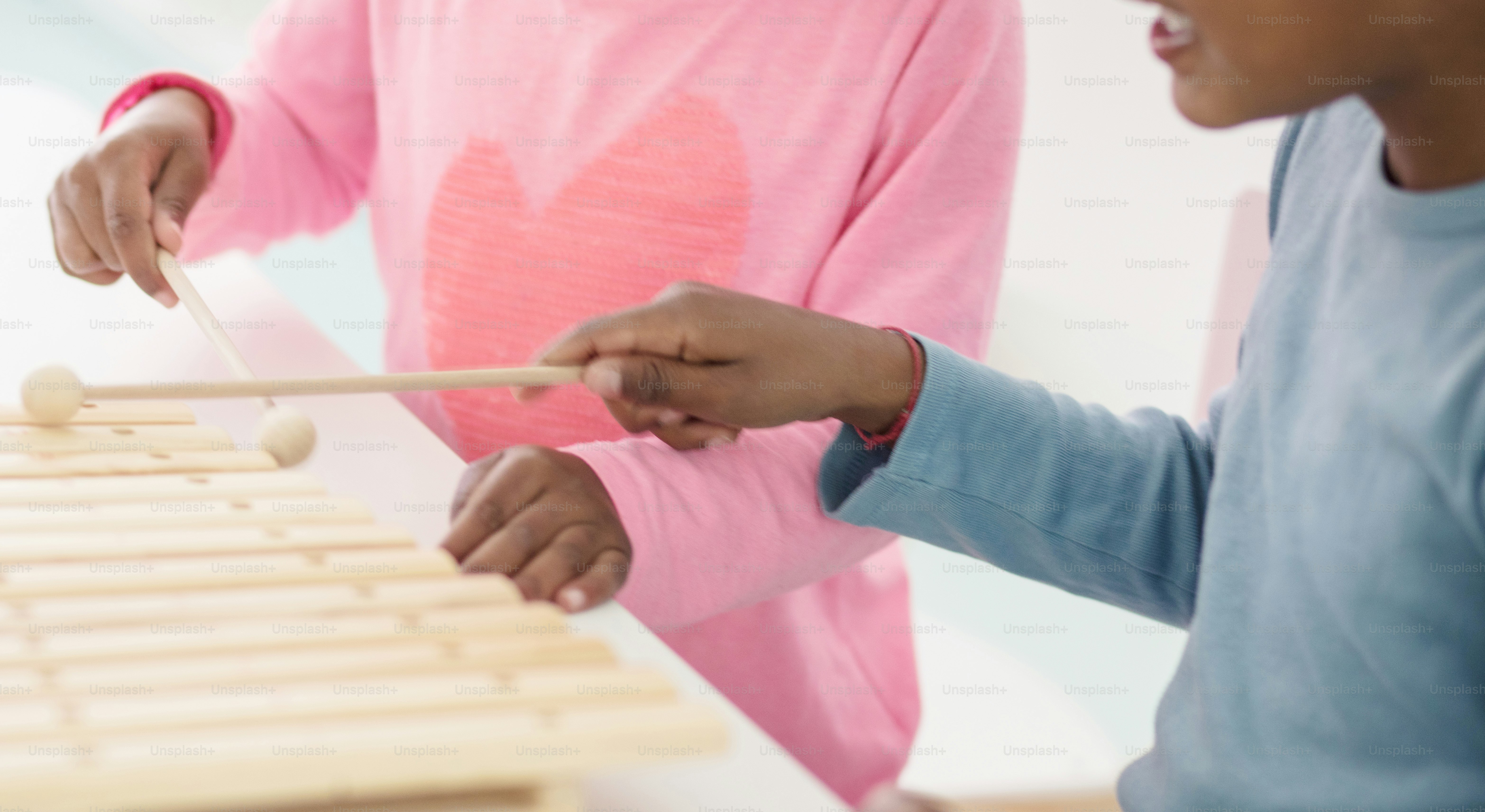Faites de la musique. Enfant à l’école maternelle.