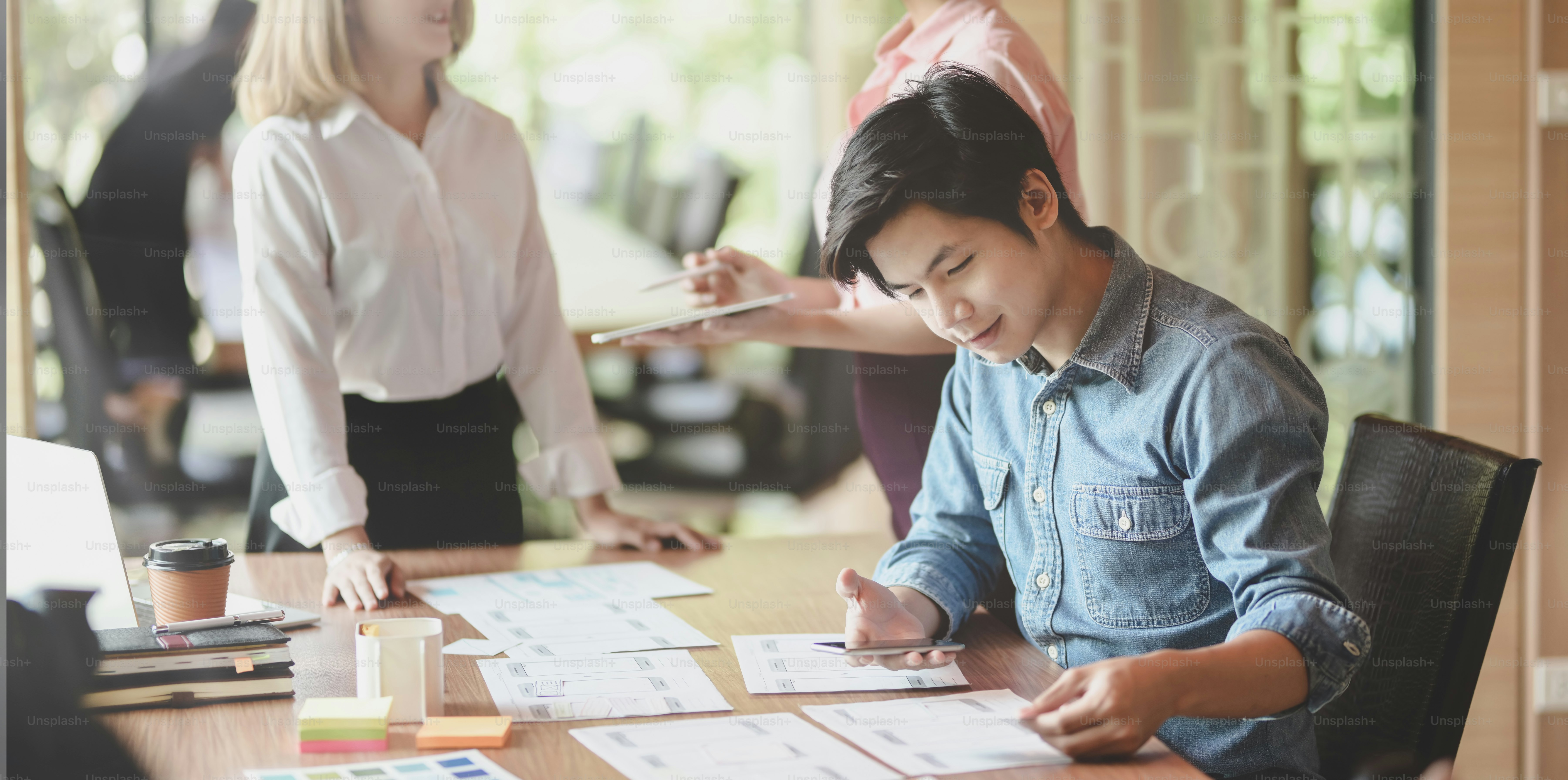 Desainer UI profesional mengambil ide tentang pengembangan aplikasi UX dengan anggota tim