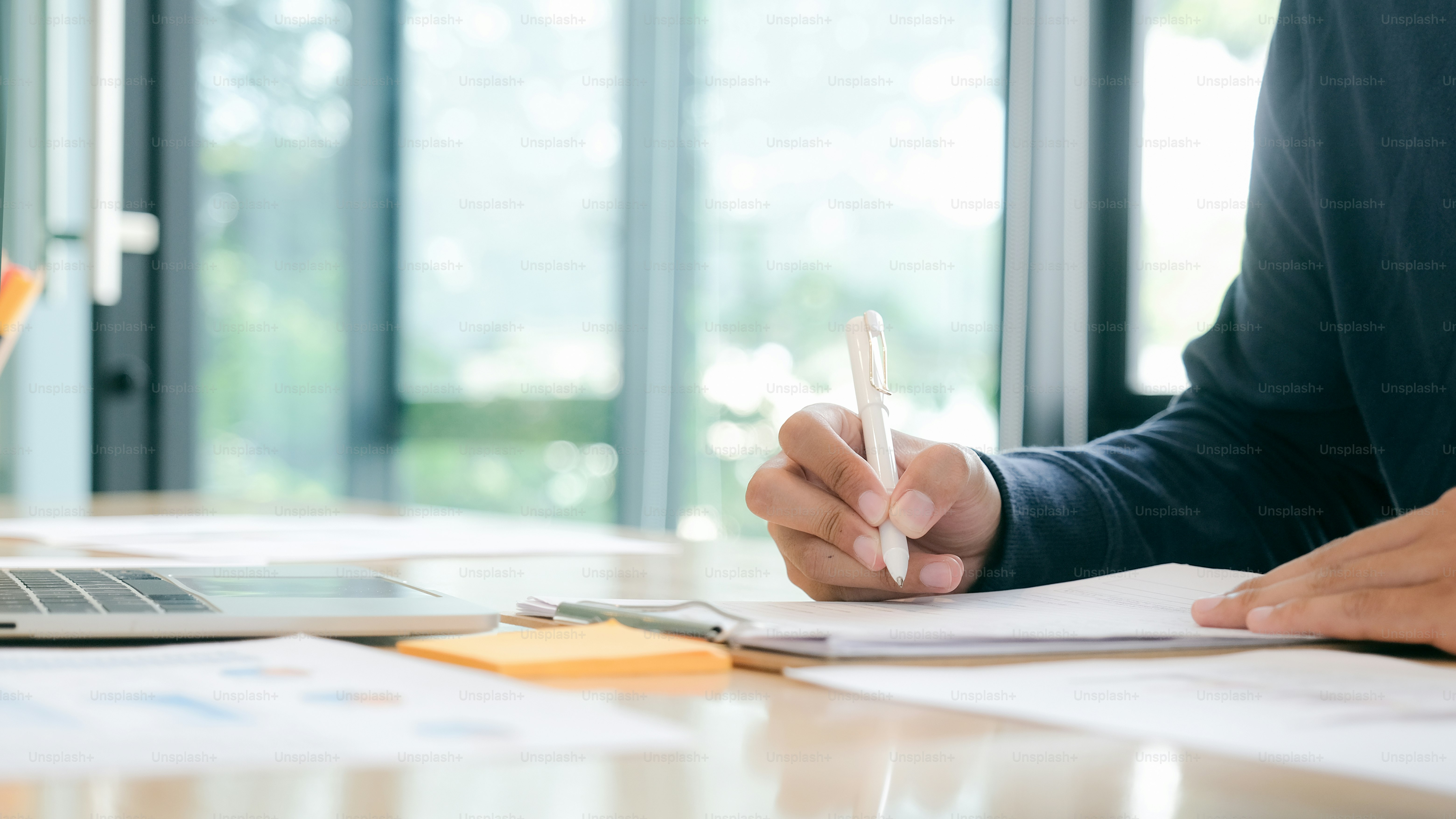 Geschäftsmann, der Investitionsmarketingdaten plant und analysiert.