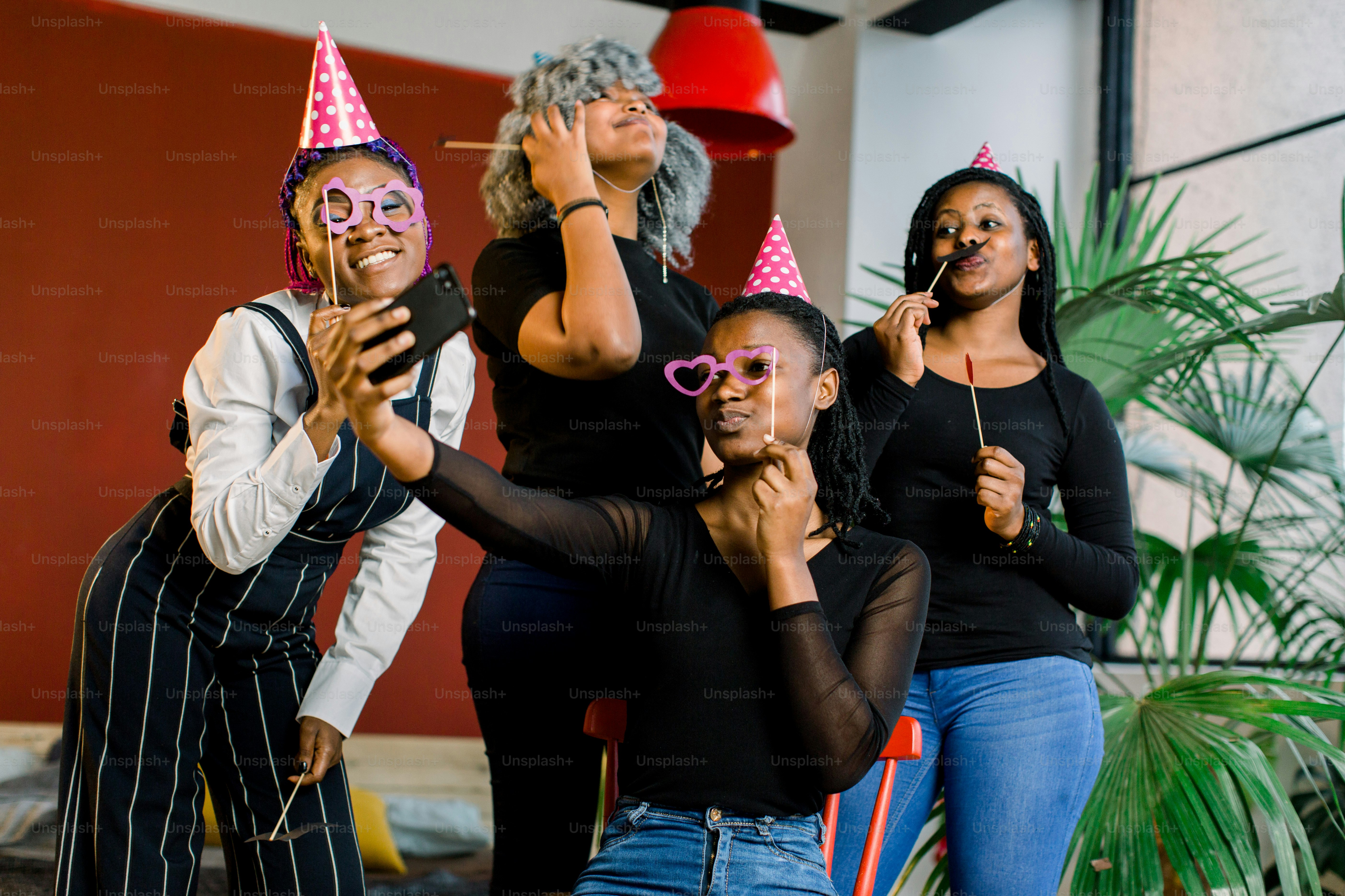 Gadis-gadis Afrika-Amerika merayakan ulang tahun teman mereka, senang, tertawa dan melakukan diri sendiri
