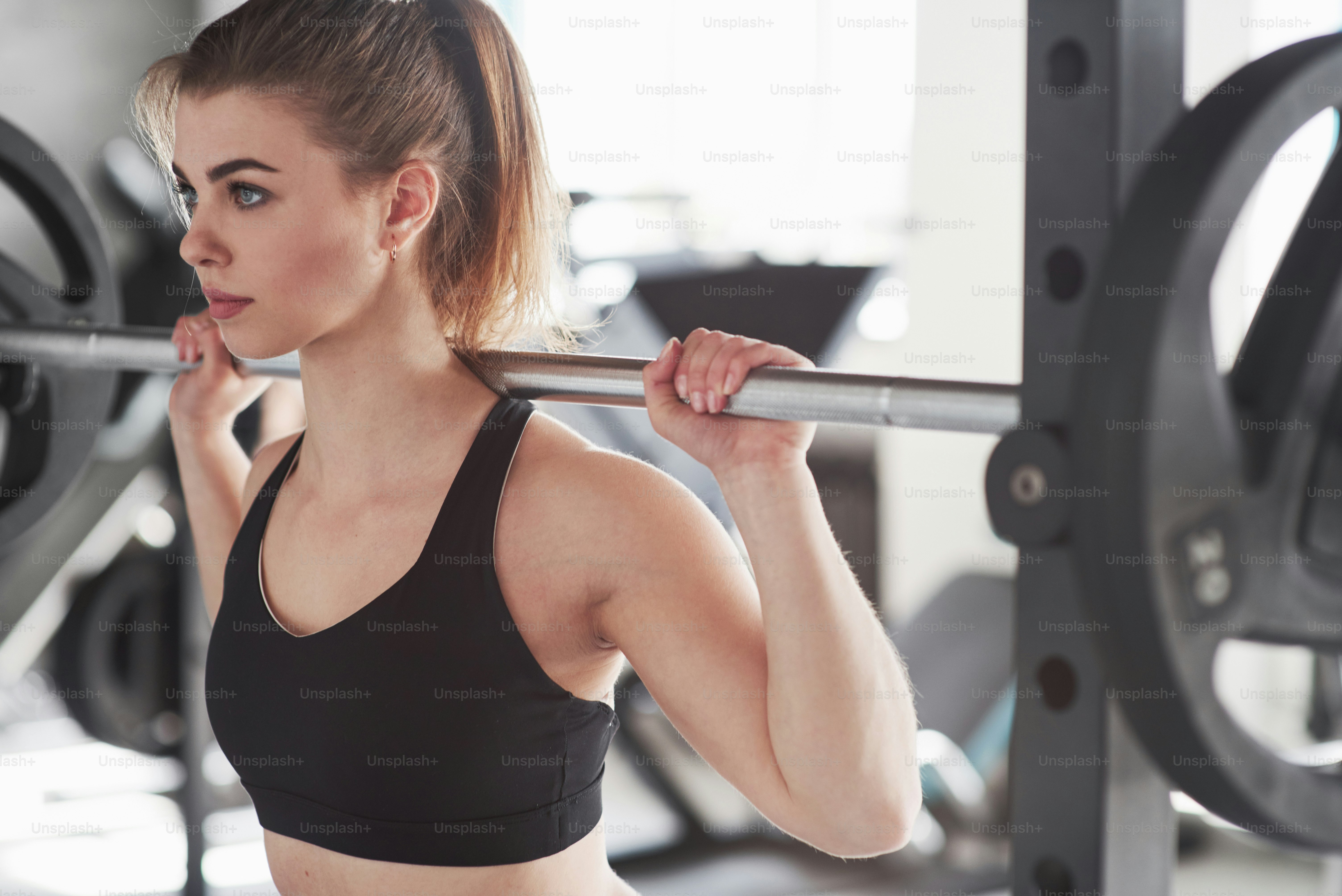 Nicht schwer genug für dieses Gril. Foto einer wunderschönen blonden Frau im Fitnessstudio an ihrem Wochenende.
