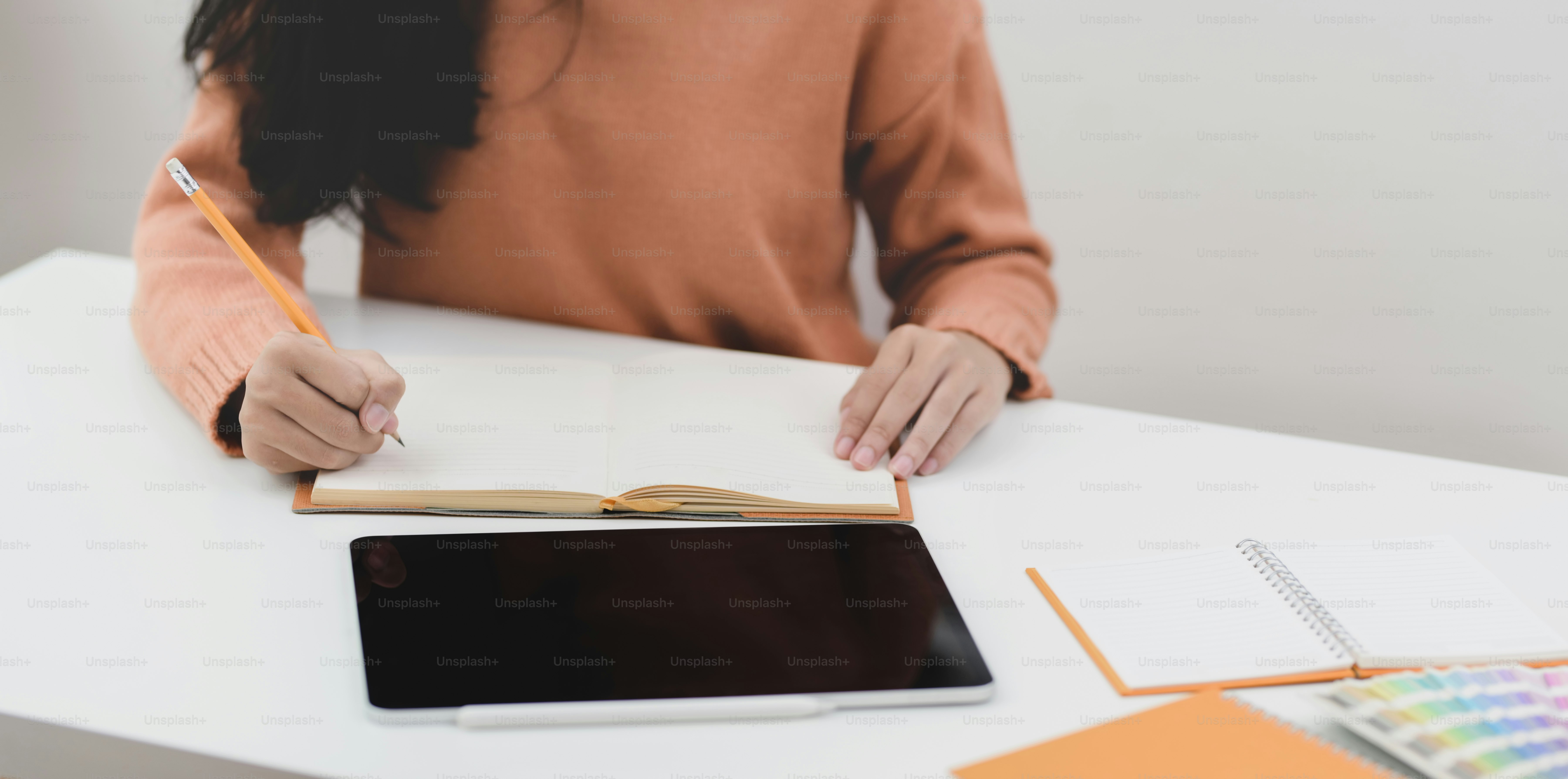 Foto Foto recortada de una joven freelancer trabajando en su proyecto ...