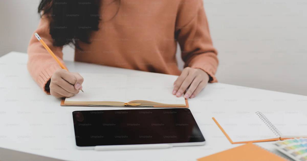 Foto Foto recortada de una joven freelancer trabajando en su proyecto ...