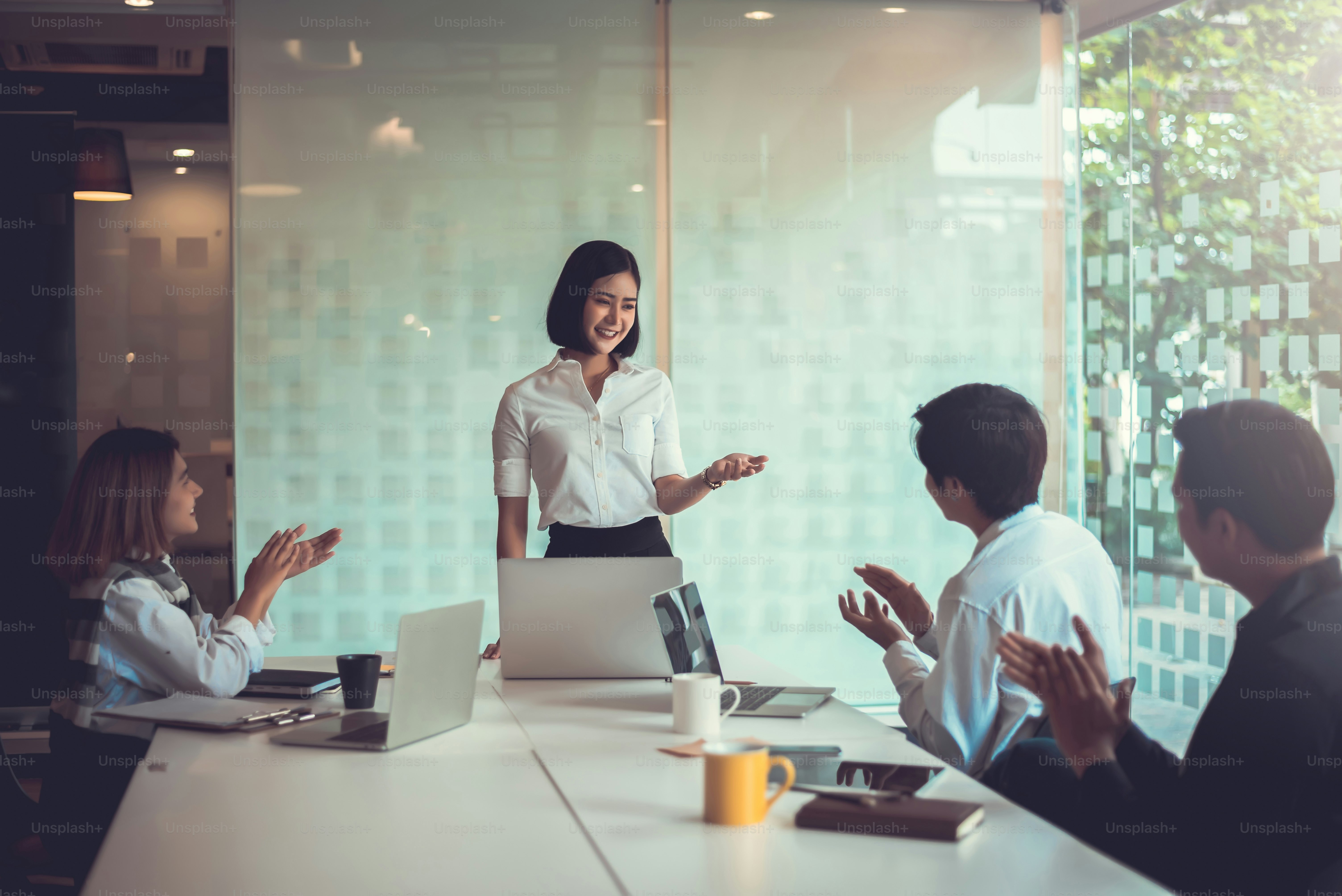 Giovane gruppo di affari dell'Asia con il lavoro creativo, parlare e scambiare idee condivise durante l'incontro.