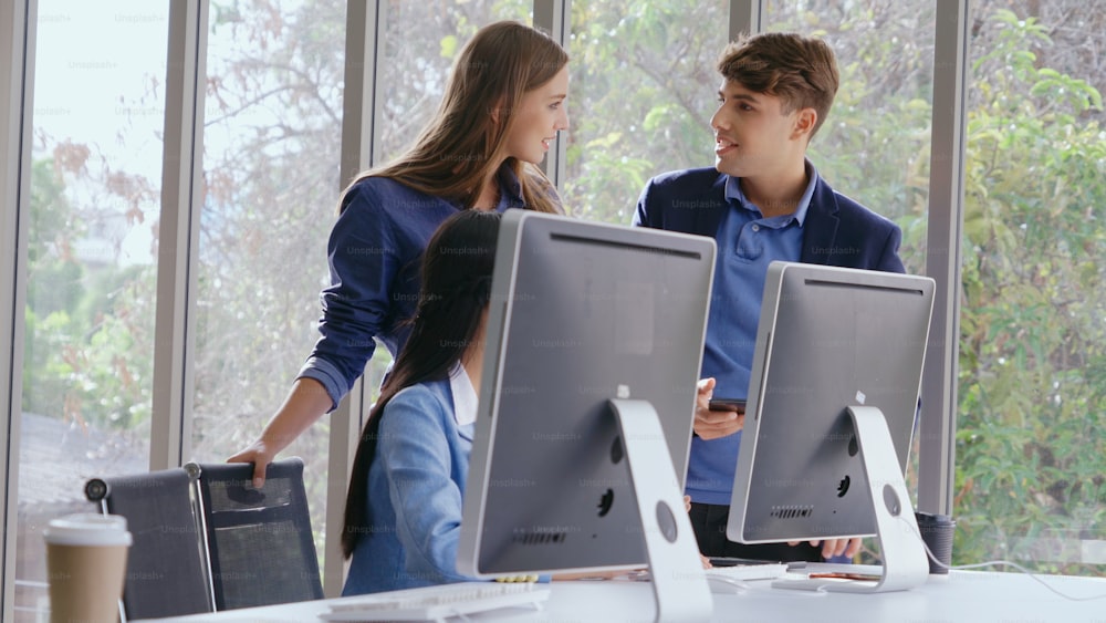 Glückliche Geschäftsfrau und Geschäftsmann im modernen Büro. Business-Unternehmens- und Community-Konzept.