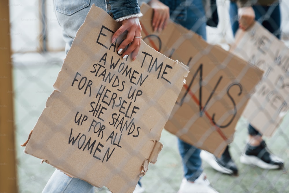 Beschnittenes Foto. Eine Gruppe feministischer Frauen protestiert für ihre Rechte im Freien.