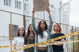 우리는 당신이 우리의 말을 들을 때까지 여기에 서 있을 것입니다. 페미니스트 여성 그룹은 야외에서 자신의 권리를 위해 항의하고 있습니다.