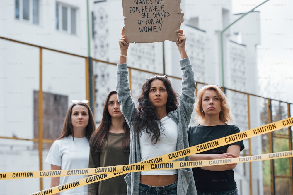 우리는 당신이 우리의 말을 들을 때까지 여기에 서 있을 것입니다. 페미니스트 여성 그룹은 야외에서 자신의 권리를 위해 항의하고 있습니다.