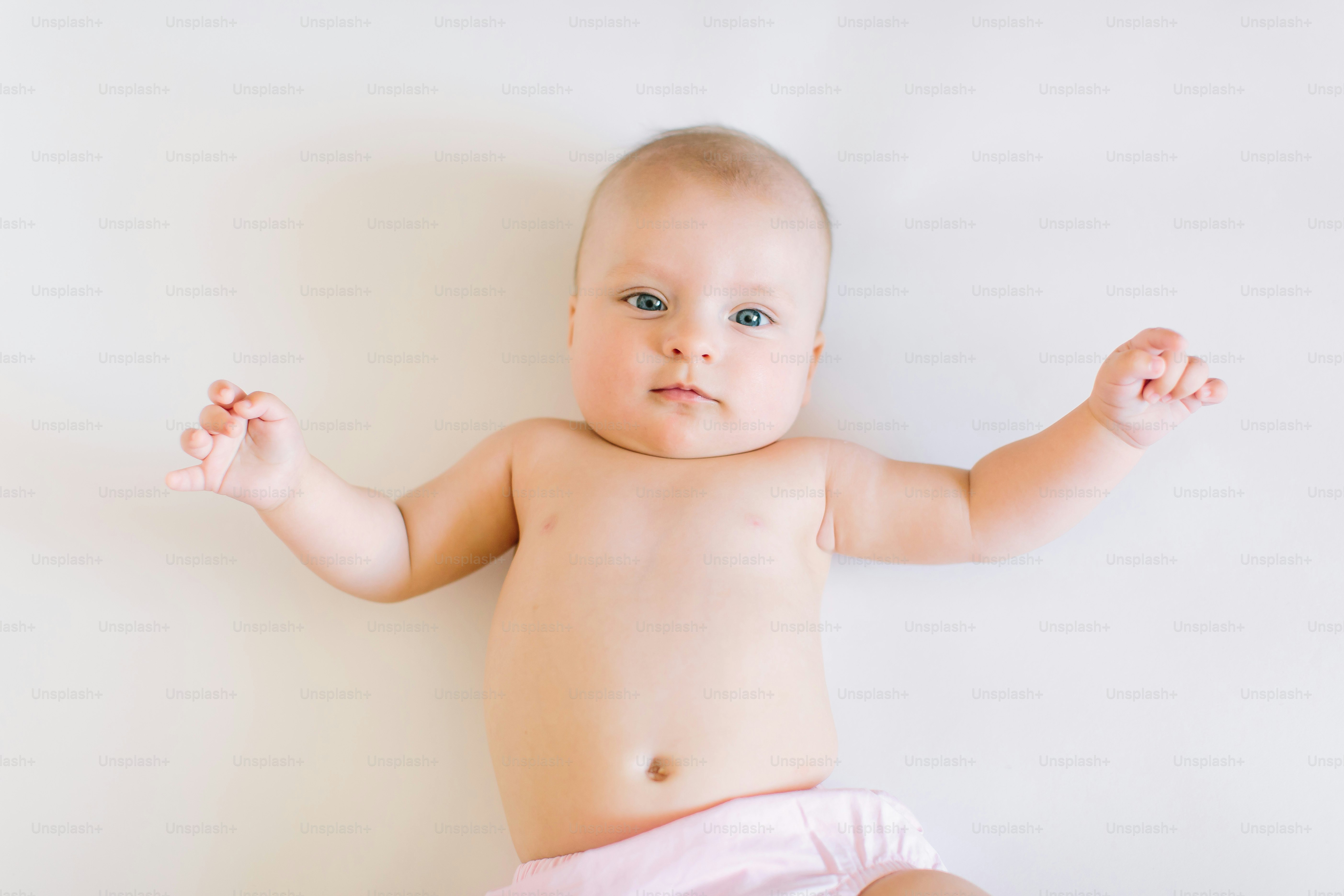 Söt bebis på vit bakgrund.