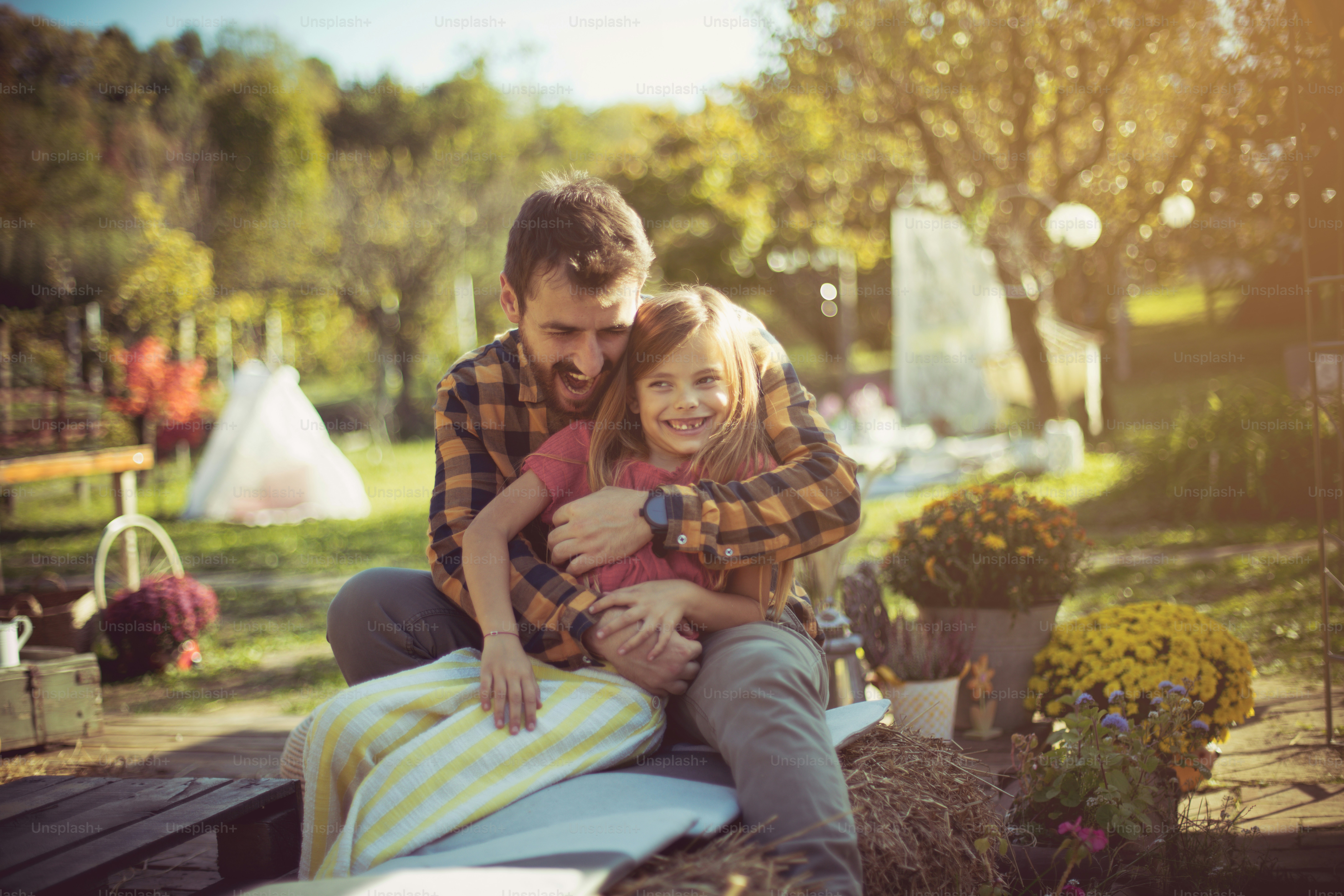 あなたが子供に与えることができる最高の贈り物は時間です。外で遊ぶ父と娘。