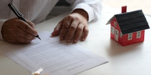 부동산 부동산 개념 : 새 집에 대한 주택 대출 계약에 대한 고객 서명 계약