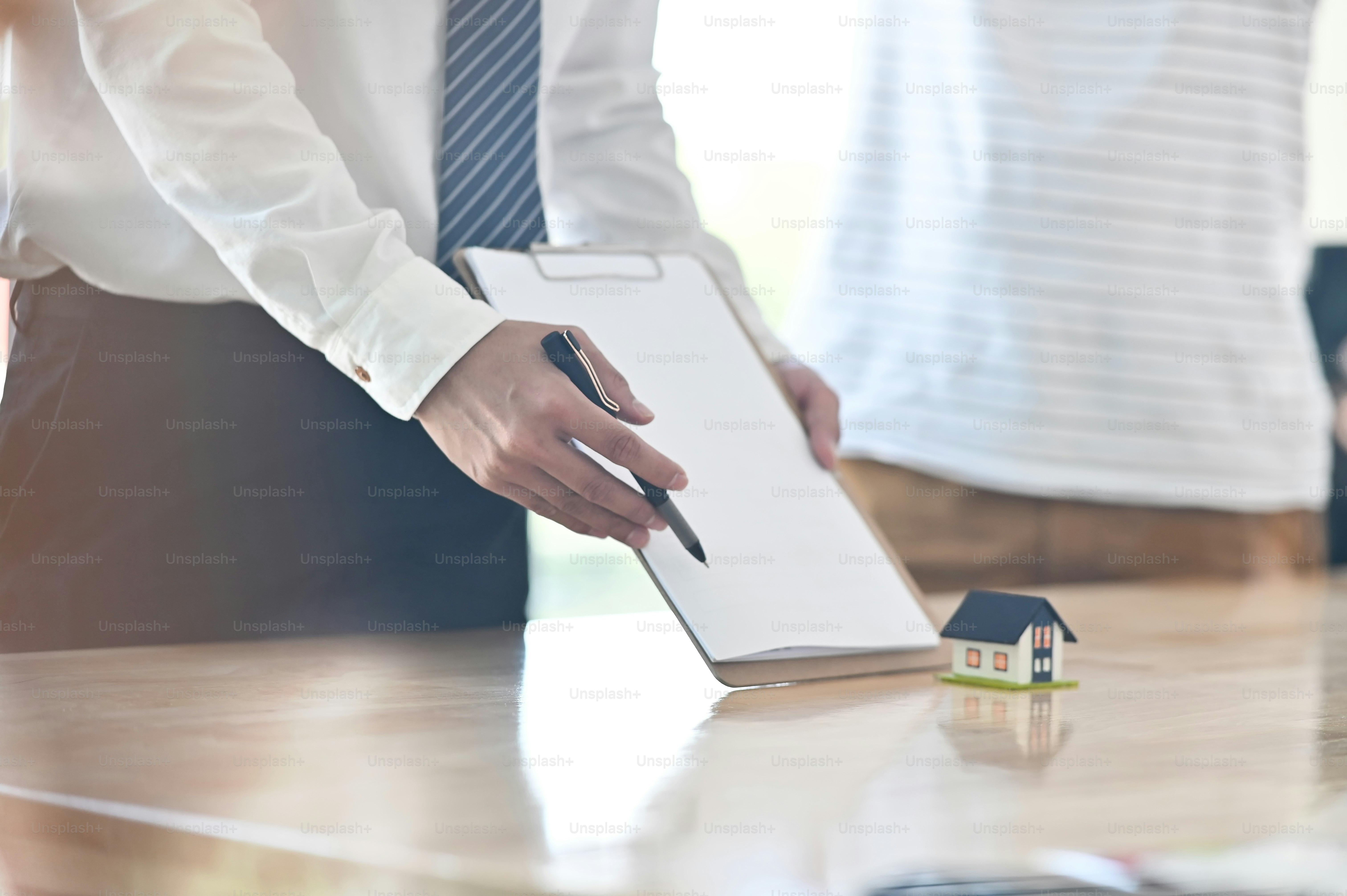 As vendas mostram um contrato para o cliente assinando contrato de locação de aluguel, conceito de seguro