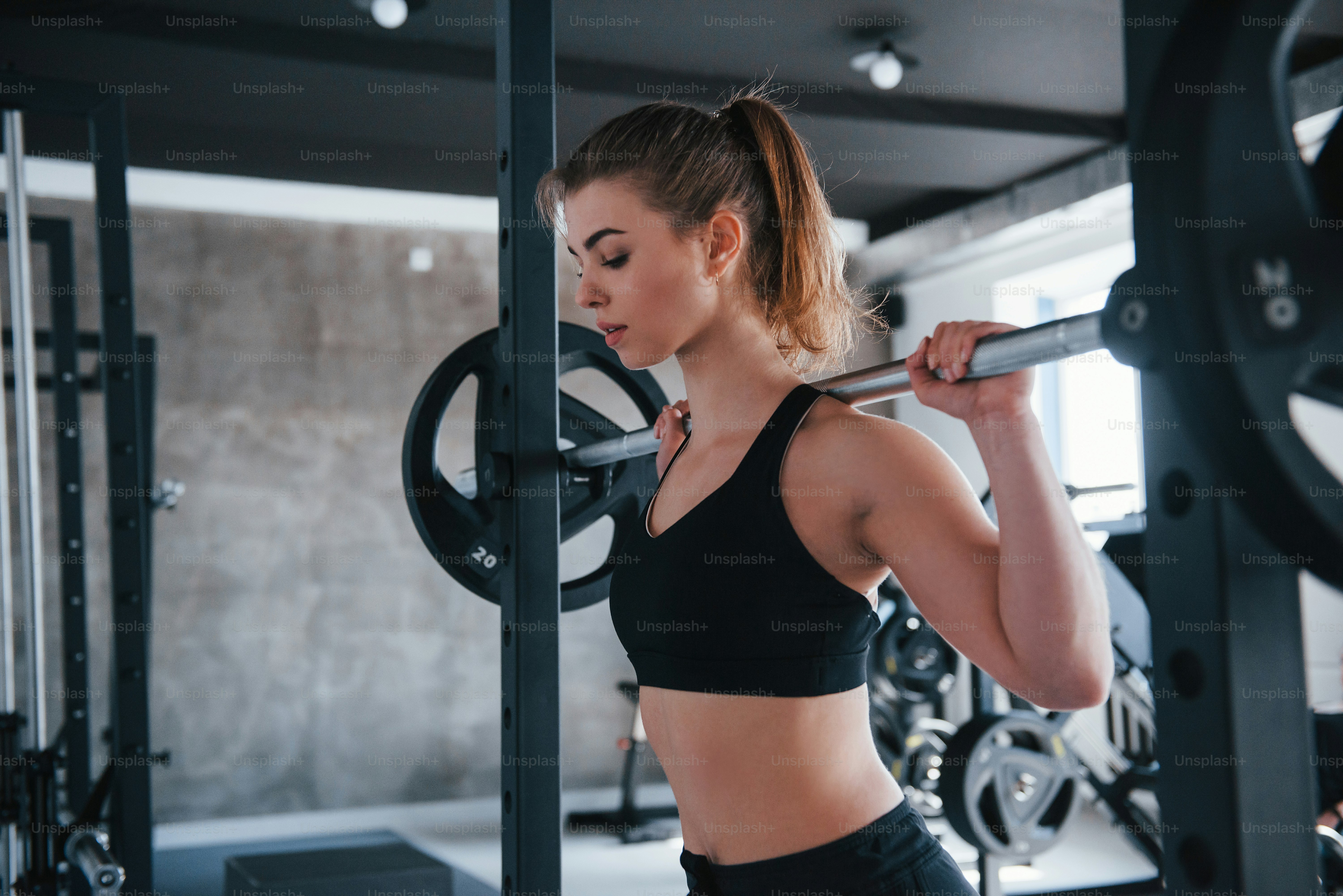 Rutina de ejercicios. Foto de una hermosa mujer rubia en el gimnasio durante su fin de semana