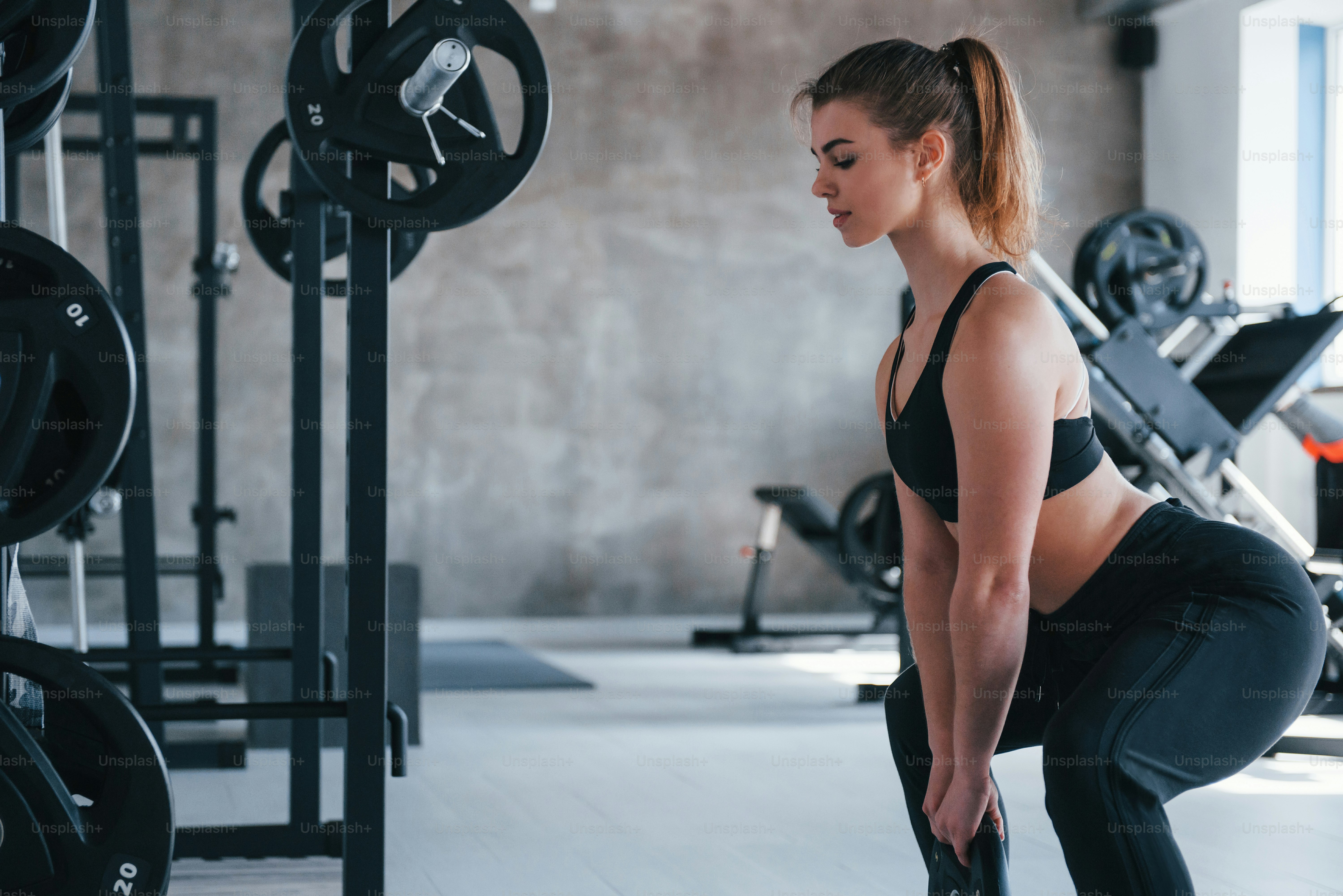 Hazlo sin problemas. Foto de una hermosa mujer rubia en el gimnasio durante su fin de semana