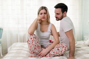 Junges Paar mit Streit und sexuellen Problemen im Bett