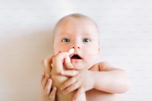 Pulizia del naso del bambino piccolo.