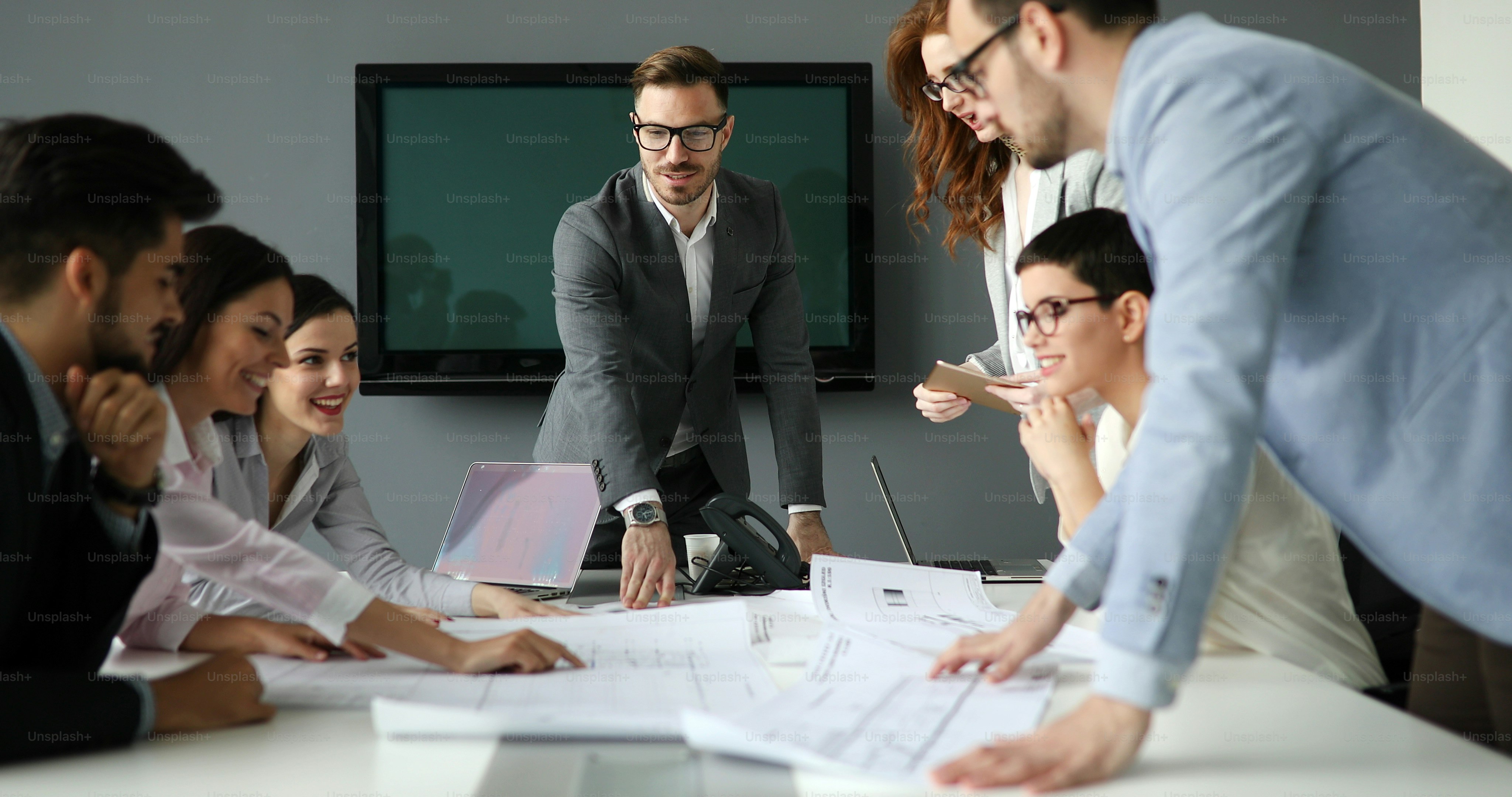 Réunion d’affaires et présentation dans une salle de conférence moderne pour les collègues