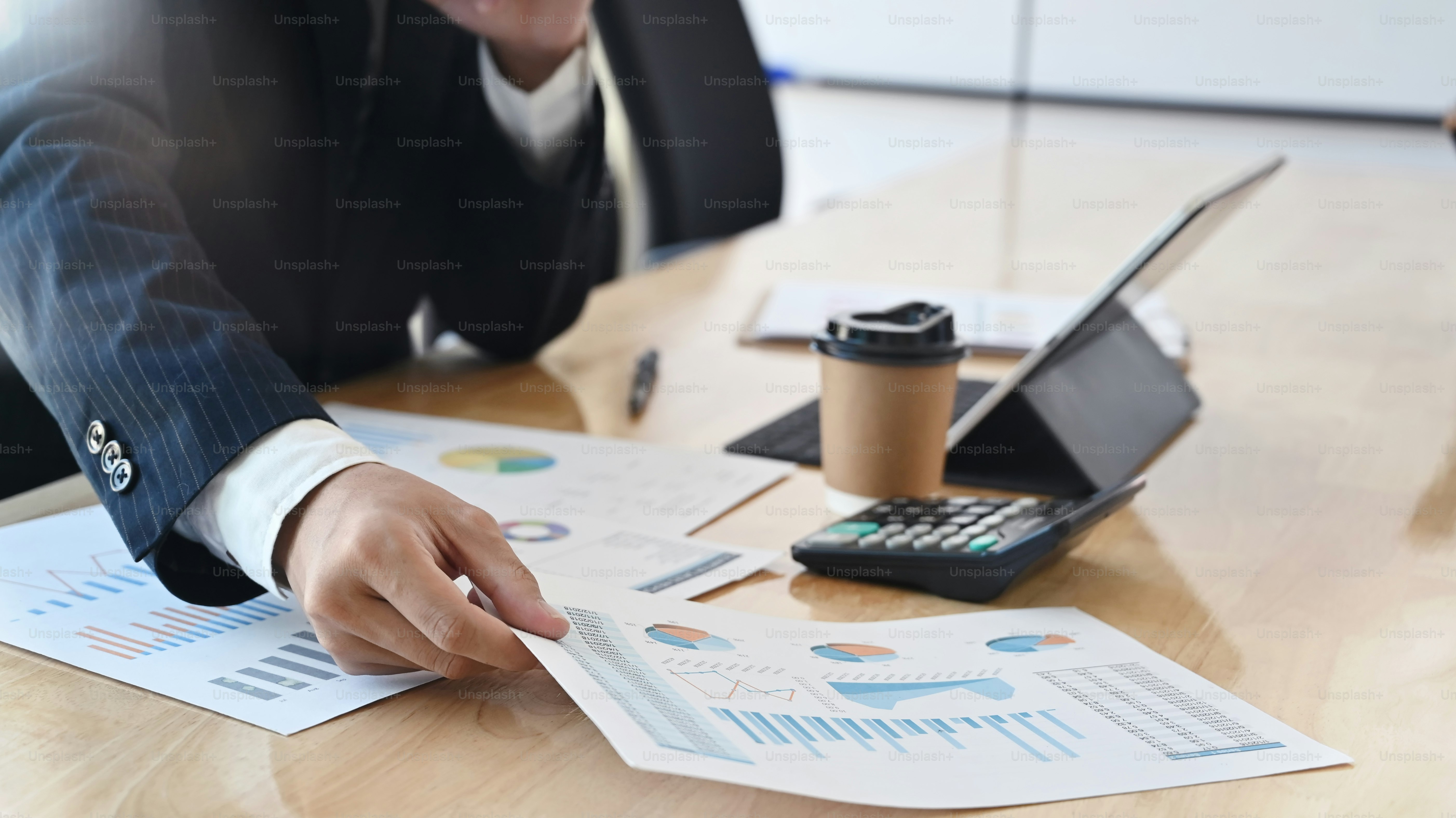 Contemplare i dati aziendali, i dati finanziari del documento di analisi dell'uomo d'affari del primo piano.