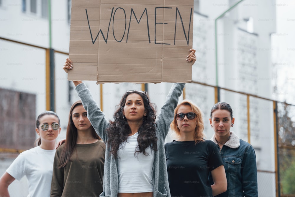 私たちは耳を傾けます。フェミニストの女性たちは、屋外で自分たちの権利を求めて抗議活動を行っています。