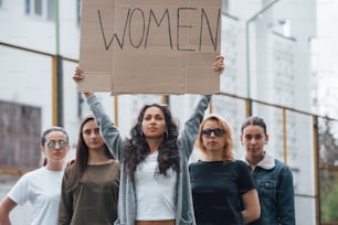 Wir werden gehört. Eine Gruppe feministischer Frauen protestiert für ihre Rechte im Freien.