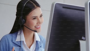 El agente de atención al cliente o el centro de llamadas con auriculares funcionan en una computadora de escritorio mientras brindan soporte al cliente en una llamada telefónica. Concepto de representante comercial de servicio de operador.
