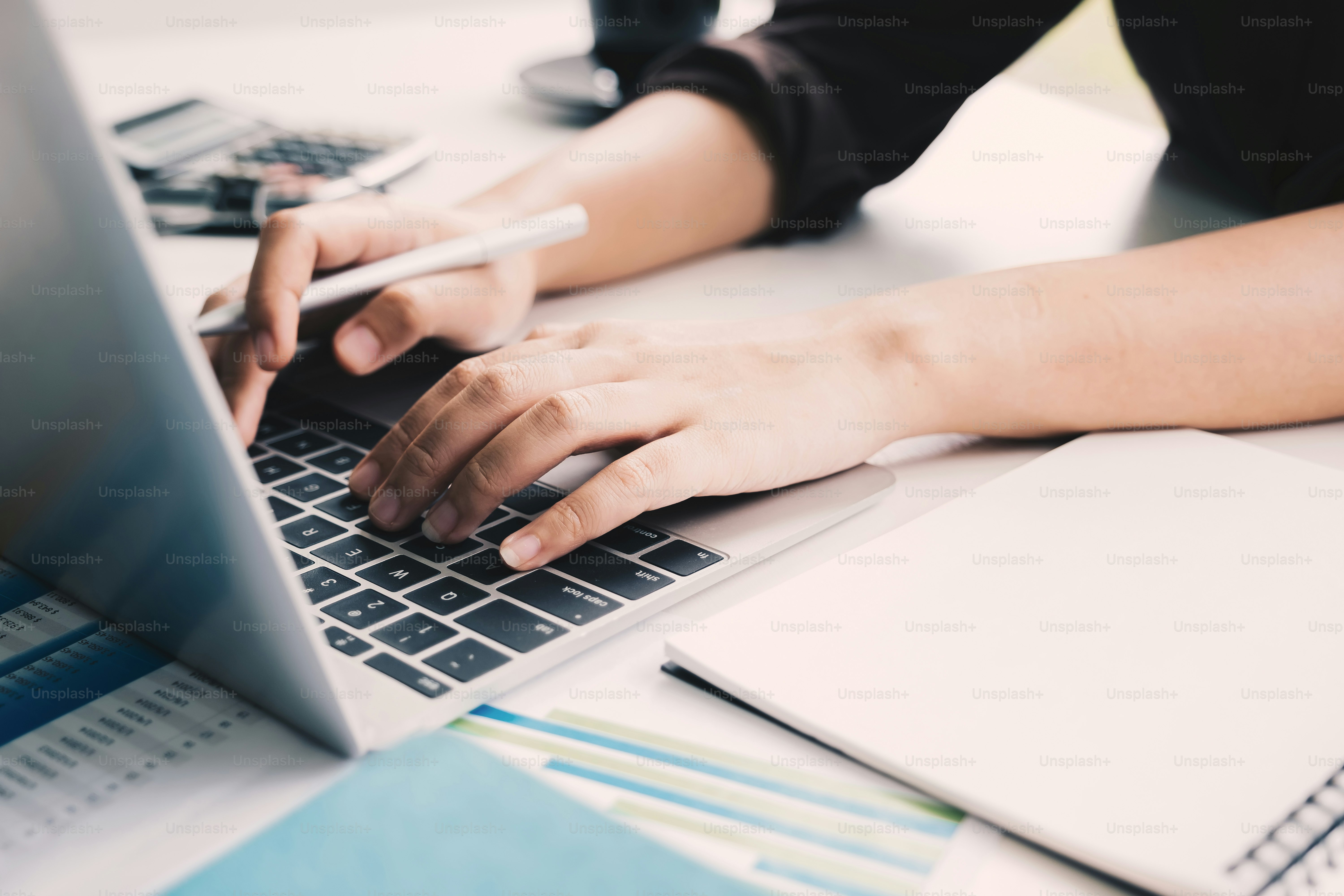 Dekat tangan wanita bisnis menggunakan komputer laptop untuk analisis keuangan