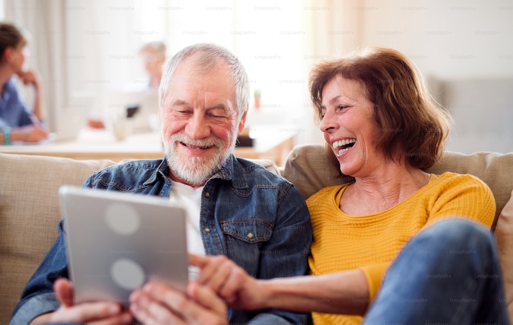 커뮤니티 센터 클럽에서 노트북과 태블릿을 사용하는 노인 그룹, 일상 생활 개념의 기술.