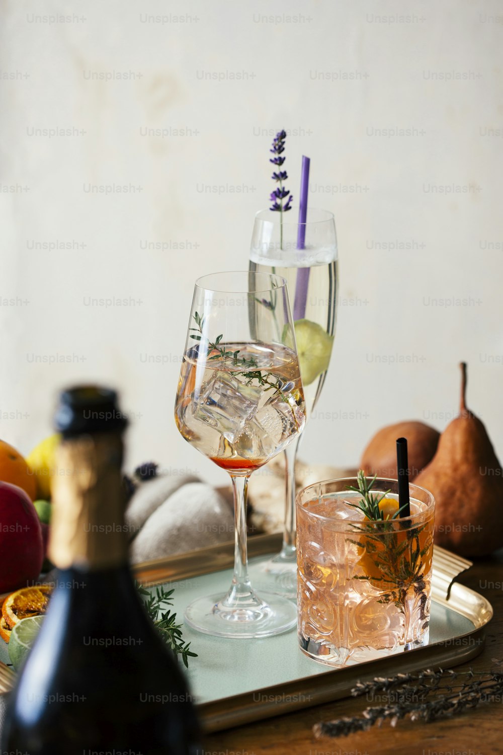 Cocktail a base di prosecco, aperitivo con prosecco, vino bianco frizzante, amaro, timo e bacche di ginepro; Prosecco, lime e lavanda; e Prosecco, arancia e rosmarino