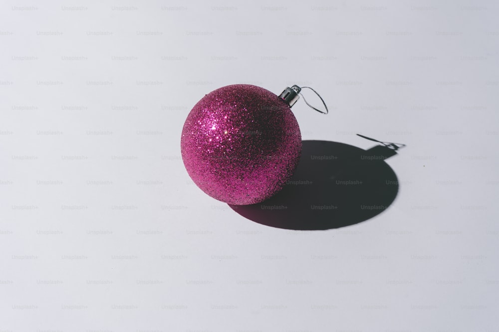Weihnachtsschmuck mit pastellgrauem Hintergrund und tiefen Schatten. Minimales zeitgenössisches Konzept.