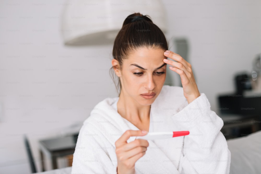 Frauen, Schwangerschaftstest, besorgt, weinend