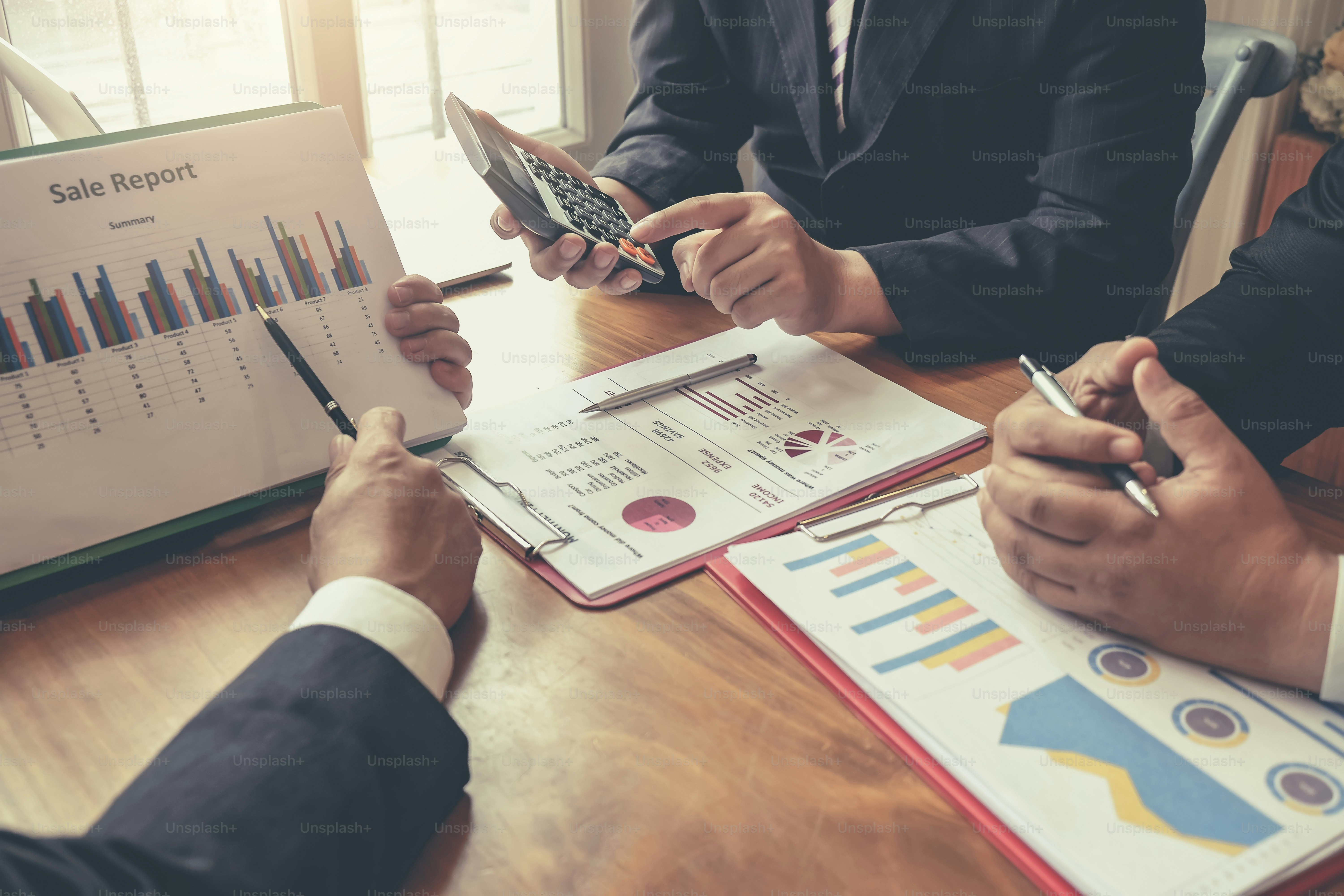 Los empresarios se reúnen para planificar la inversión en el mercado y en el negocio.