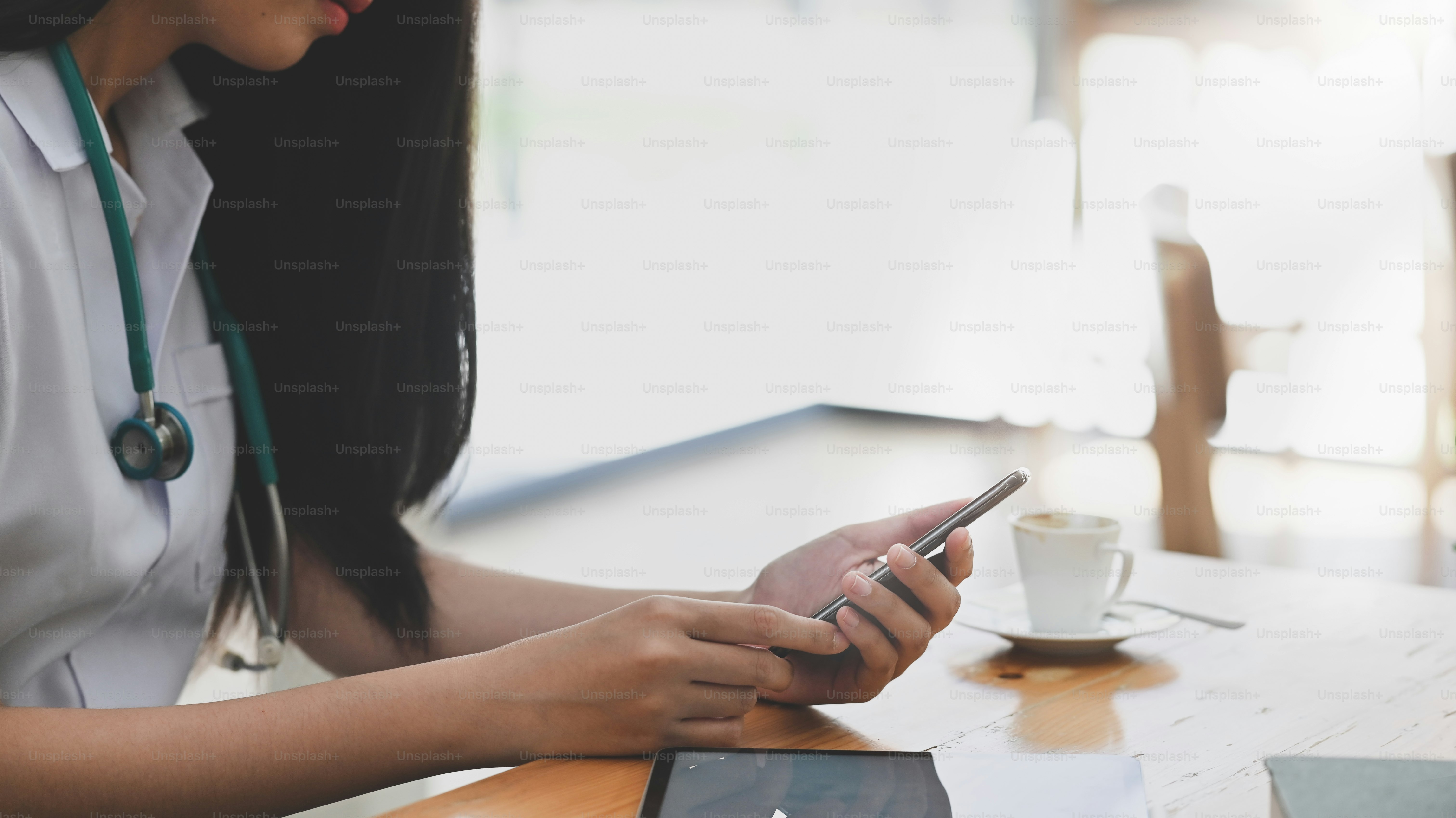 Paziente che usa l'app per monitorare la terapia
