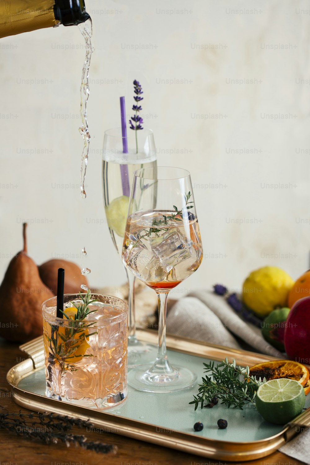 Cocktail de Prosecco, apéritif avec Prosecco, un vin blanc mousseux italien, amer, thym et baies de genièvre ; Prosecco, citron vert et lavande ; et Prosecco, orange et romarin
