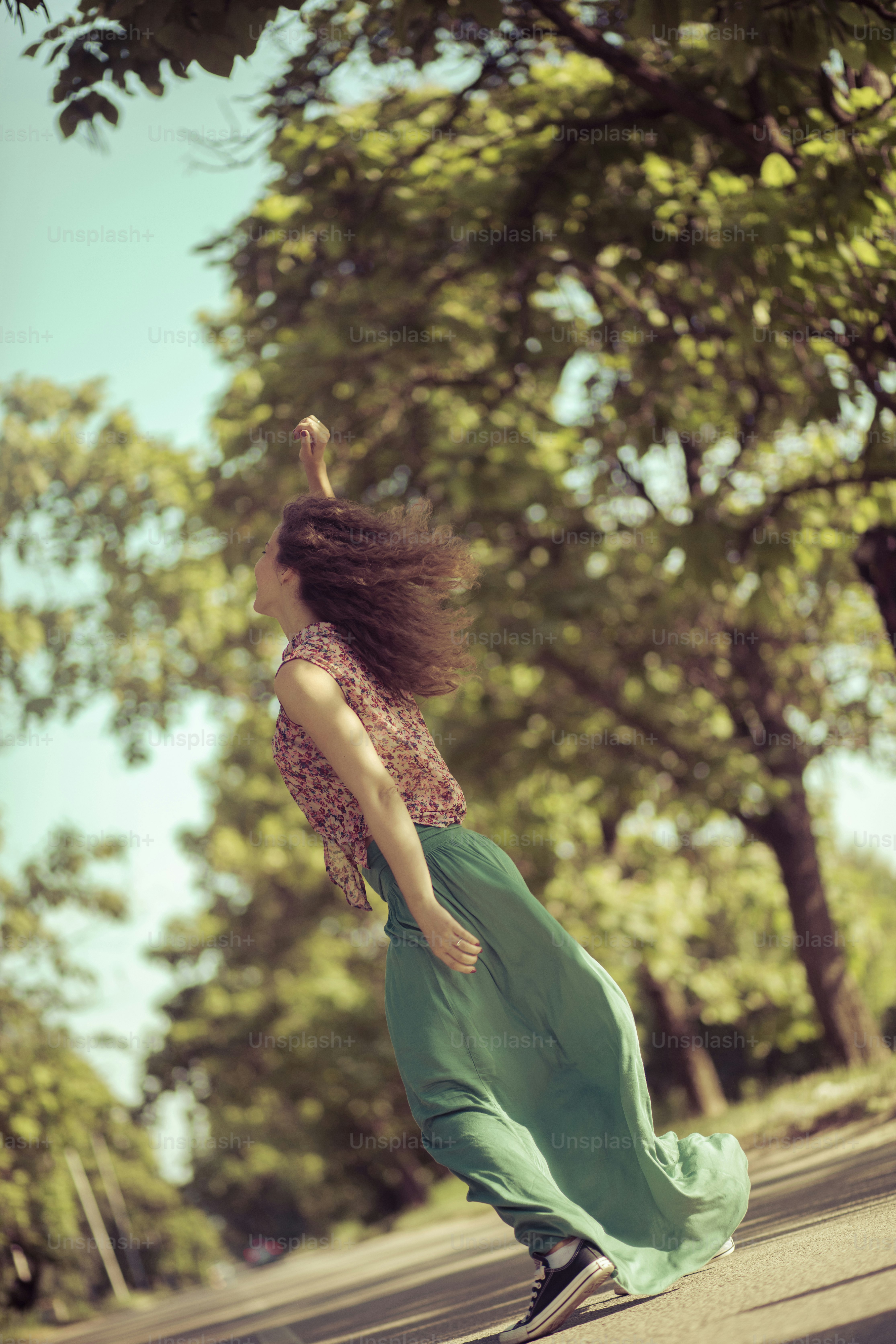 Ne vous inquiétez pas, soyez heureux. Femme dans la nature. photo Image de Lâcher sur Unsplash