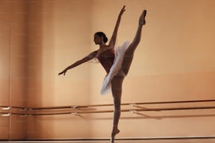 Duração total da jovem bailarina dançando no ensaio no estúdio de balé. Espaço de cópia.