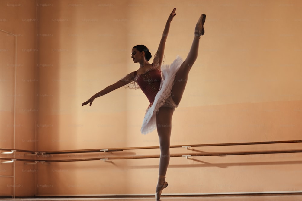 バレエスタジオでのリハーサルで踊る若いバレリーナのフルレングス。スペースをコピーします。