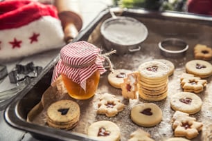 크리스마스 린저 과자와 쿠키 구운 팬에 마멀레이드 설탕 가루.