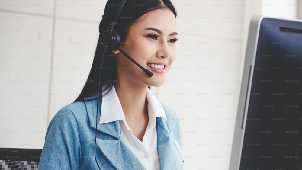 헤드셋이 있는 고객 지원 에이전트 또는 콜 센터는 데스크톱 컴퓨터에서 작동하면서 전화 통화로 고객을 지원합니다. 운영자 서비스 비즈니스 대표 개념입니다.