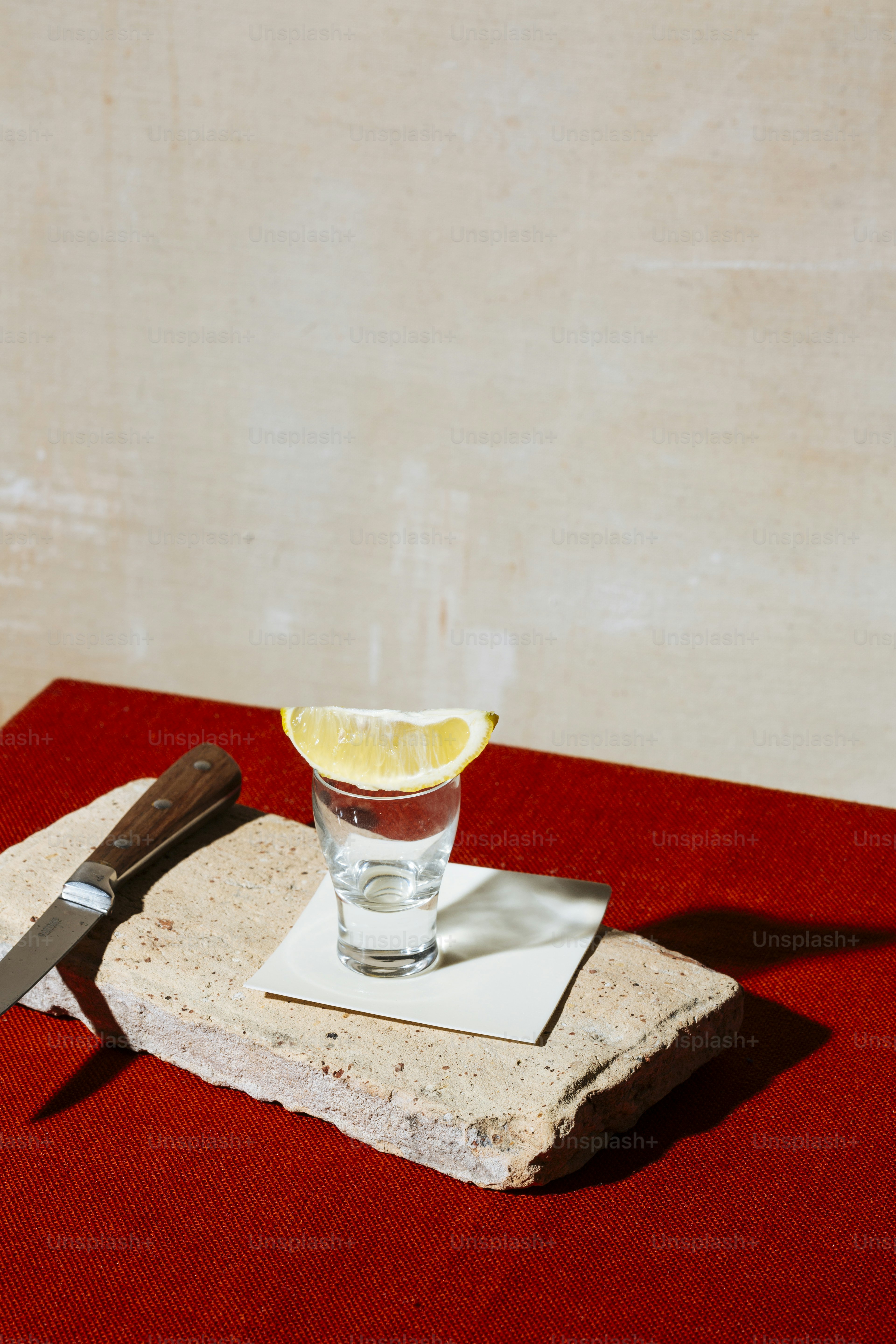 Foto zum Thema Tequila-Shot, mit Zitrone – Bild zu Trinken auf Unsplash