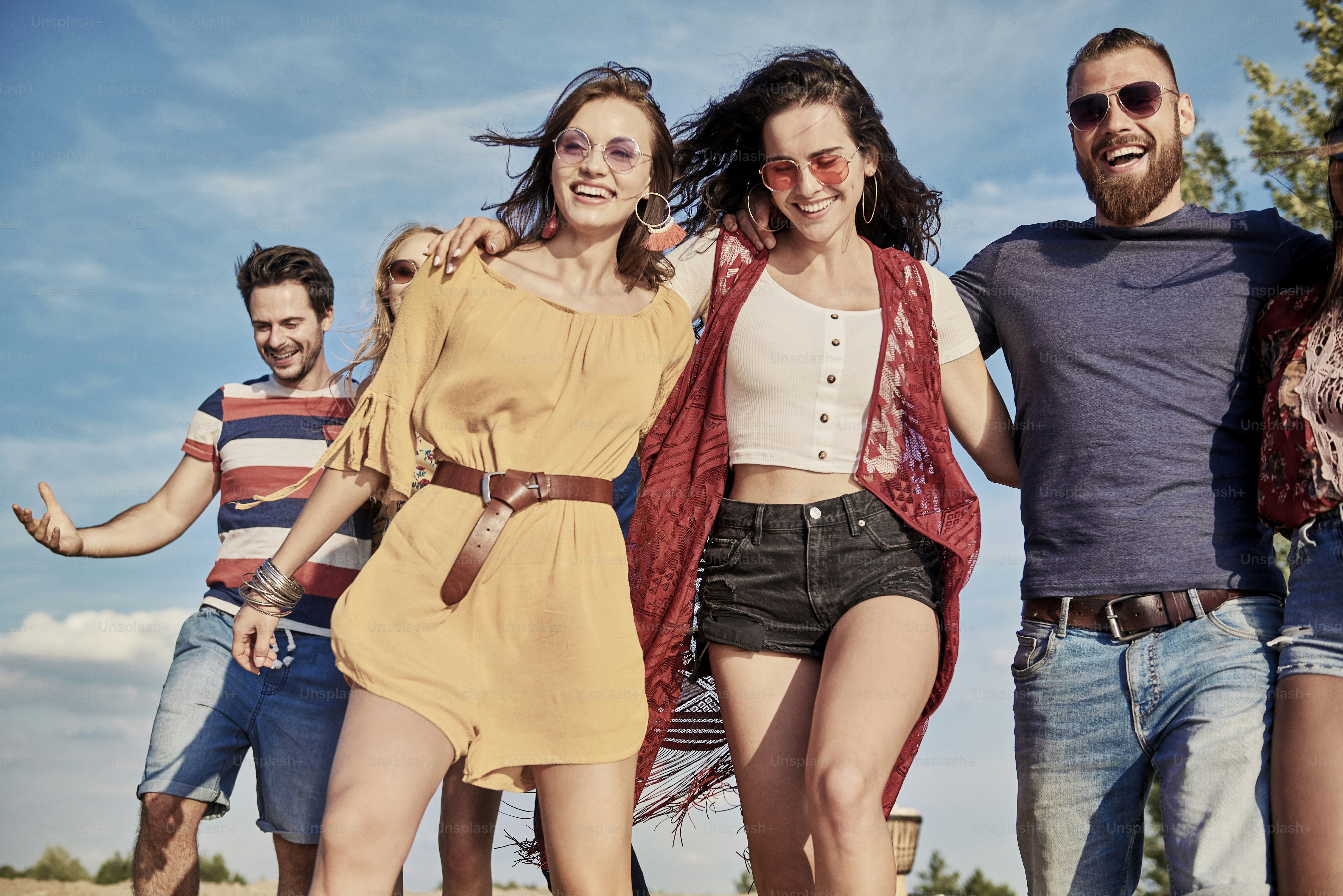 Chilling outdoors with best friends photo – Fashion Image on Unsplash