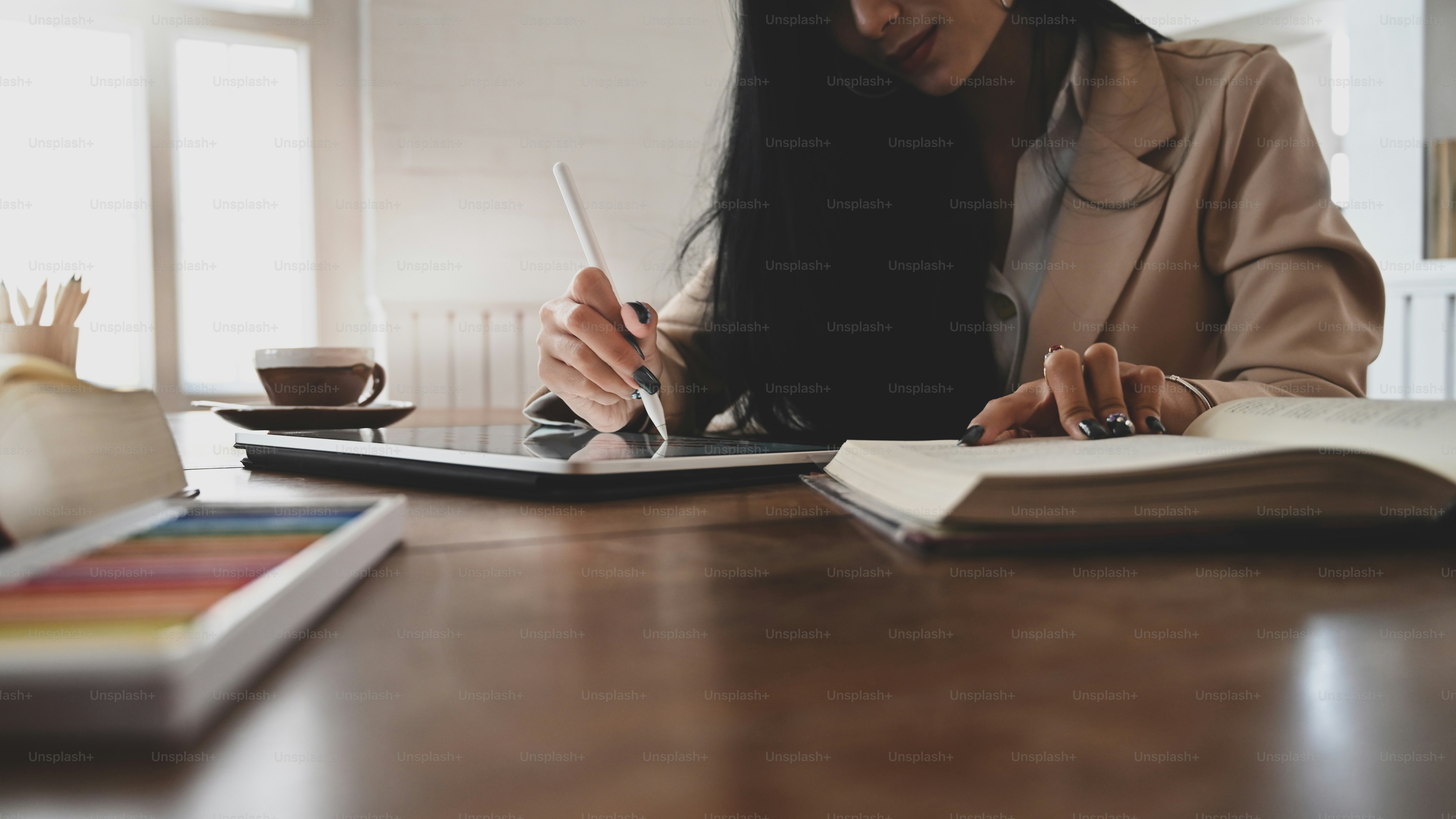 태블릿과 스타일러스 펜을 사용하여 자른 여성 편집자 책.