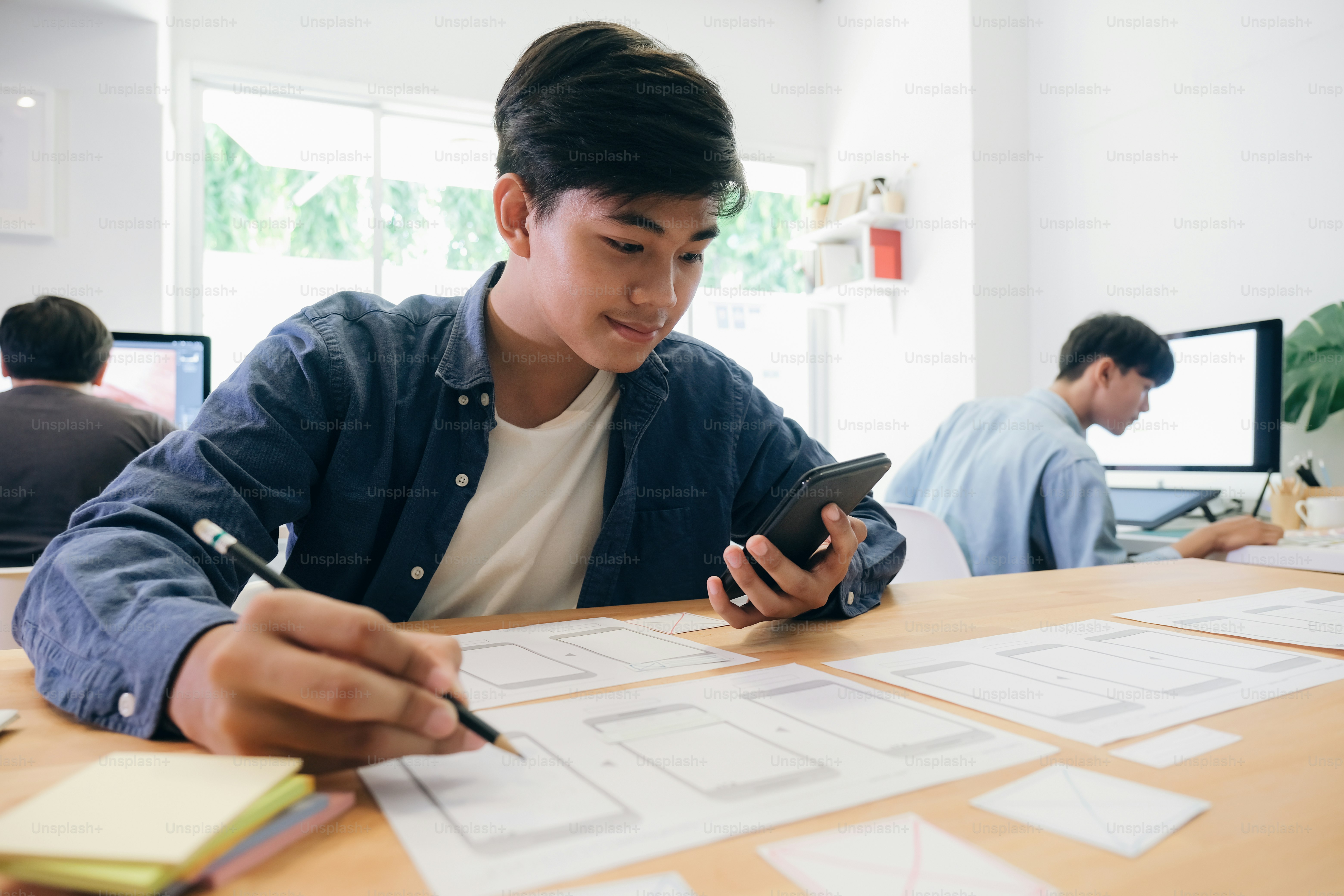 Programador y diseñador UX UI trabajando en el desarrollo de software y ...