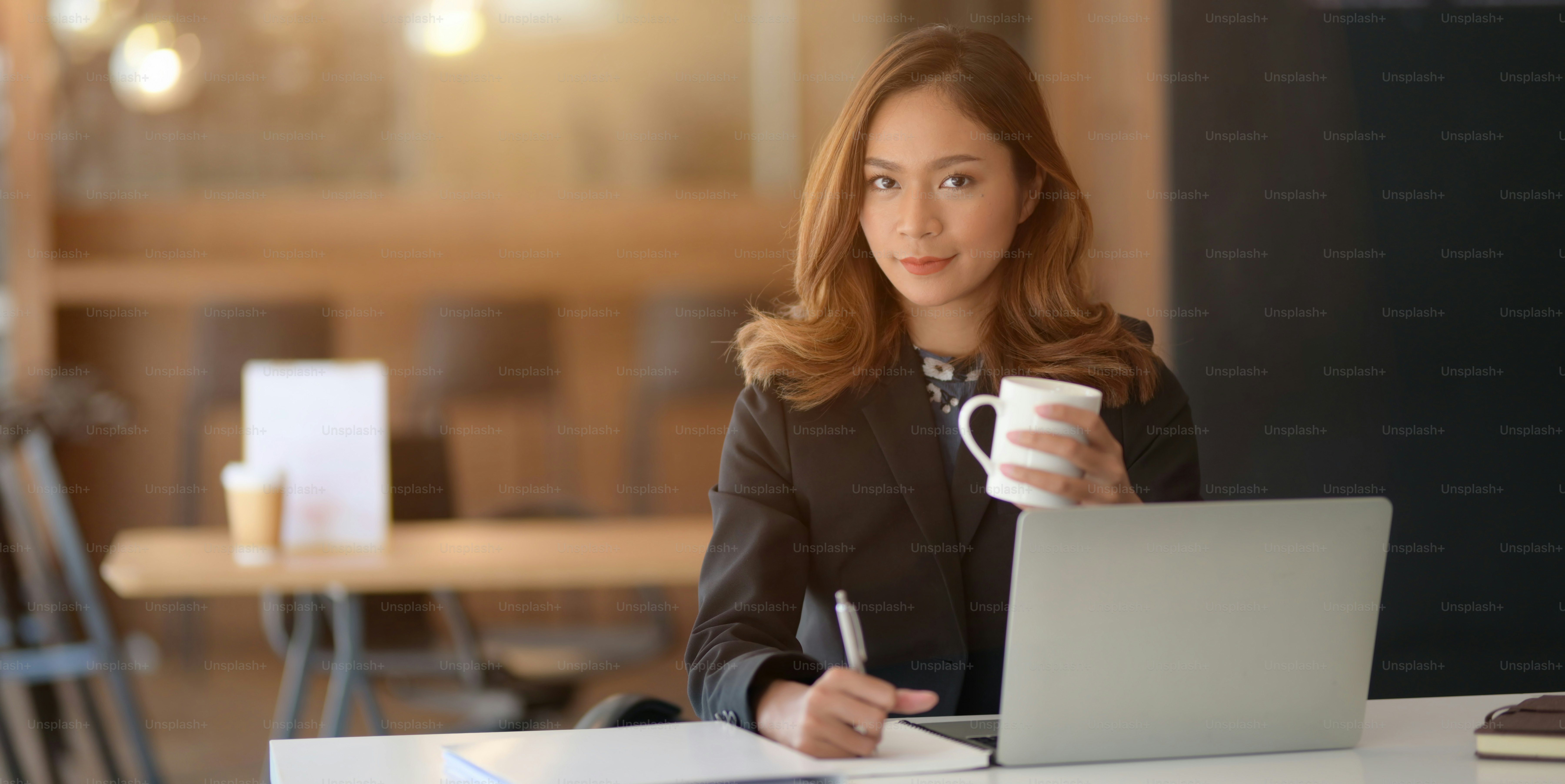 Portrait d’une belle femme d’affaires asiatique travaillant sur son ...