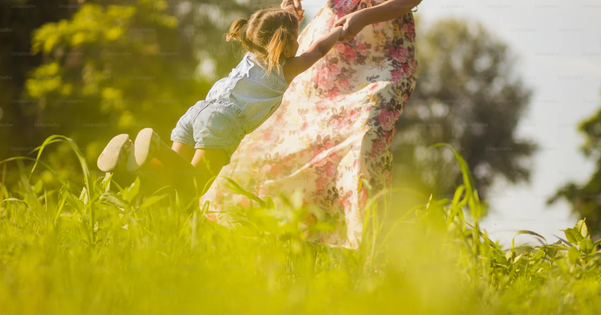 Foto zum Thema Draußen gibt es mehr Spaß zu haben. Mutter mit Tochter ...