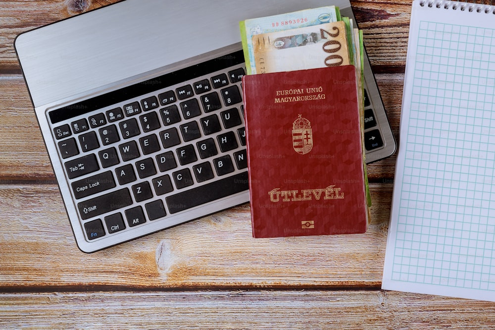 헝가리 포린트 다른 혼합 지폐와 마자르 여권