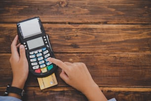 상위 뷰 신용 카드로 지불, 신용 카드 스 와이프 기계를 사용하여 제품 구매 및 판매