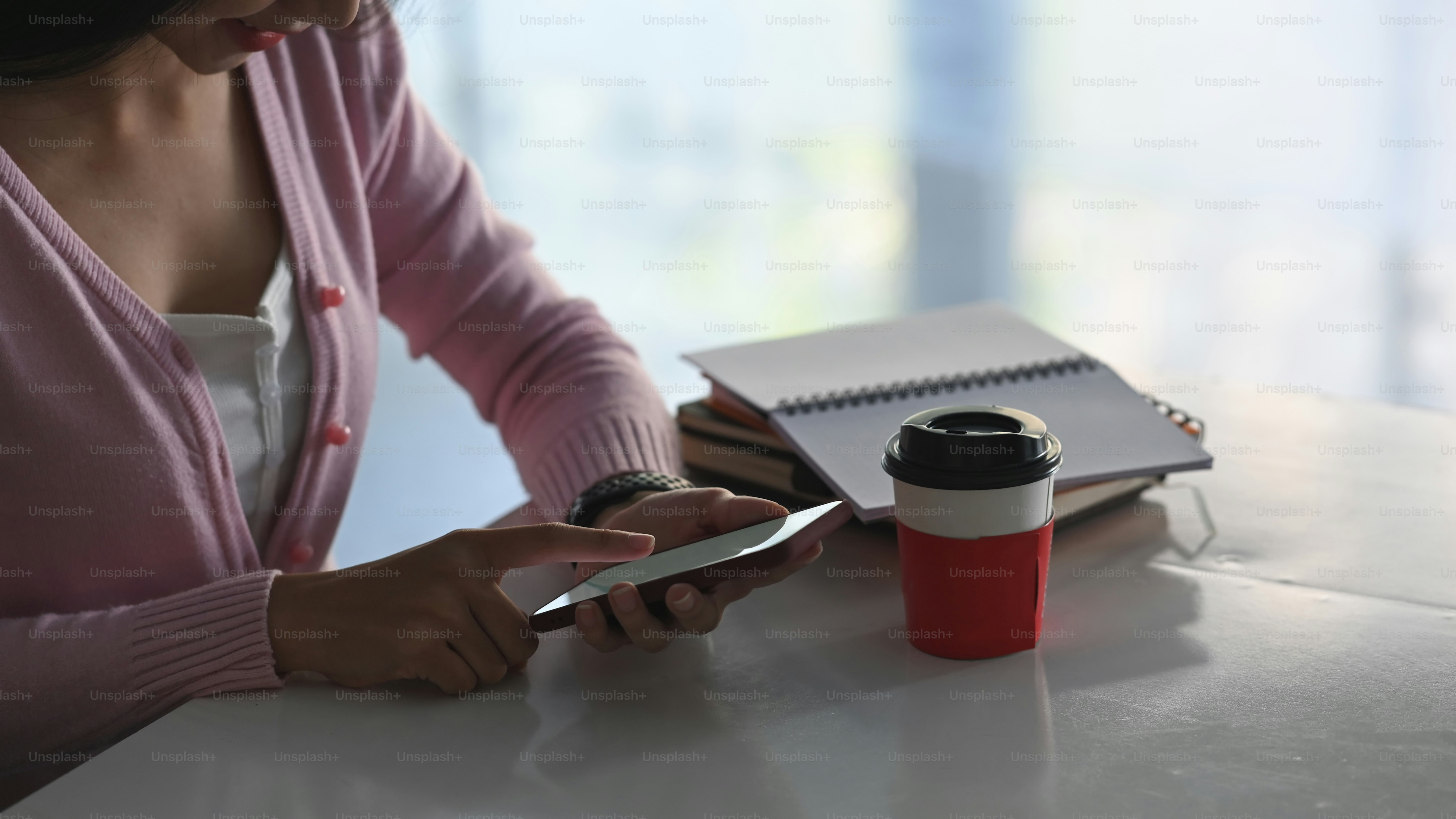 スマートフォンを使った若い女性の接写。