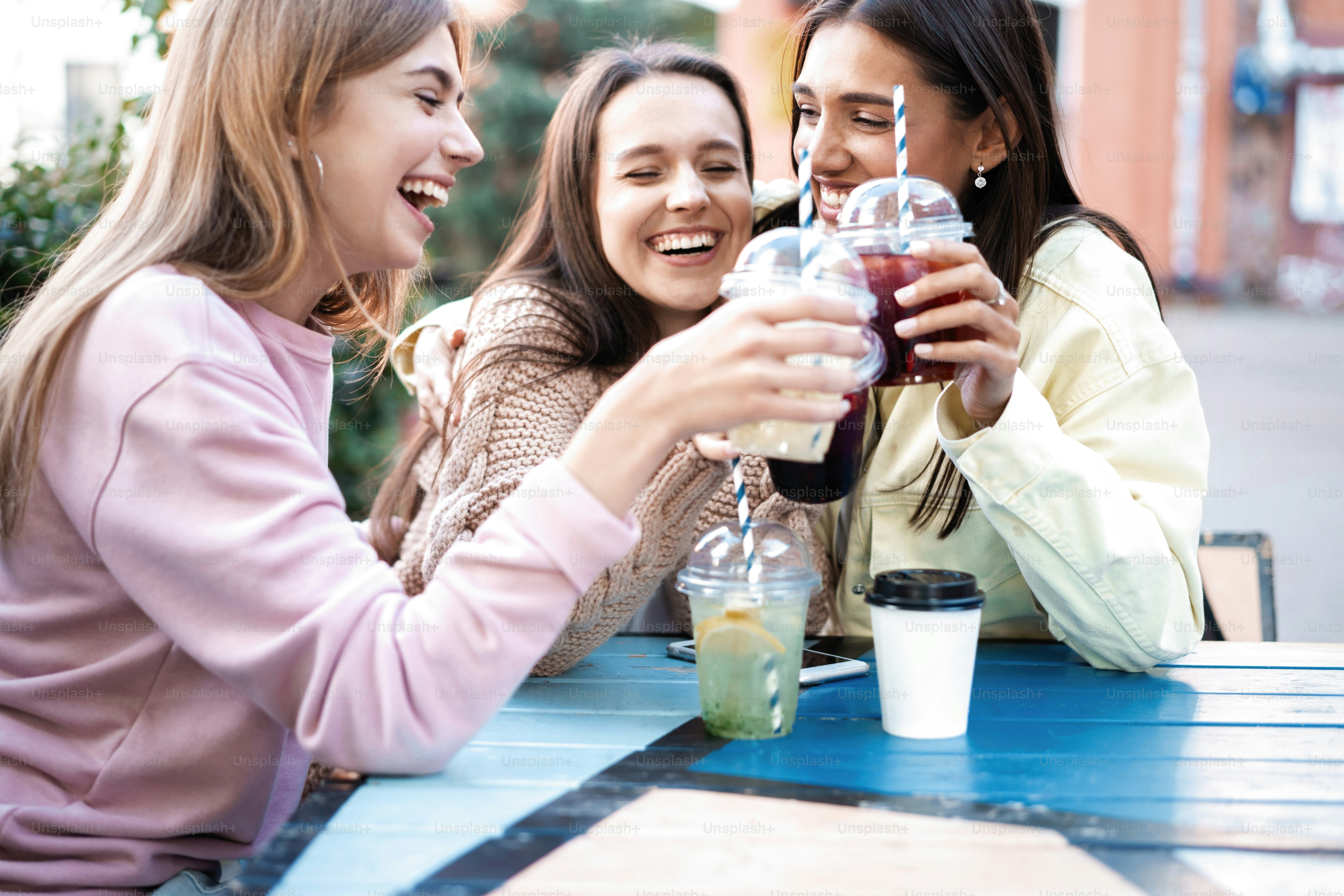 Fête d’été. Des amis au café en train de boire des cocktails et de s ...