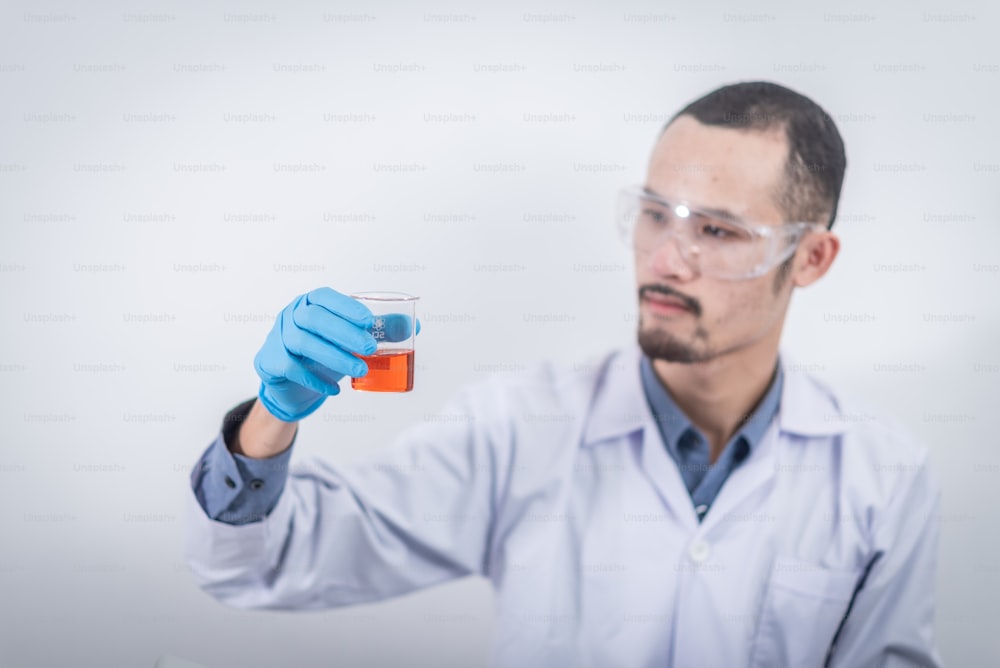 Gli scienziati stanno facendo ricerca in un laboratorio chimico Sperimentazione scientifica, innovazione